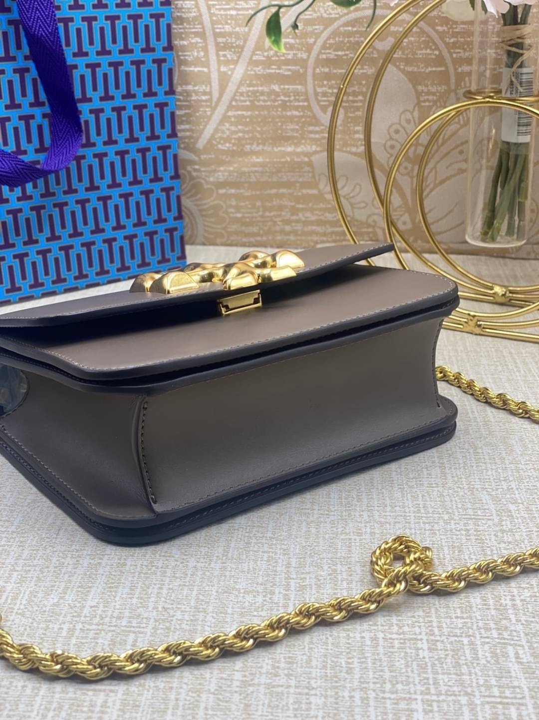 Tory Burch Eleanor Medium Convertible Shoulder Bag / Tory Burch 75003 ฮอตไอเท็ม รุ่นนี้ขายดีขายหมด สวยหรู คุณหนู ผู้ดี!! หายากมากแล้วน้า กระเป๋าสะพายข้าง ดีไซน์อยู่ทรง ขนาดกำลังสะดวกใช้สำหรับสาว เปิด-ปิดด้วยแถบแม่เหล็ก ภายในแบ่งสัดส่วนได้เป็นอย่างดี