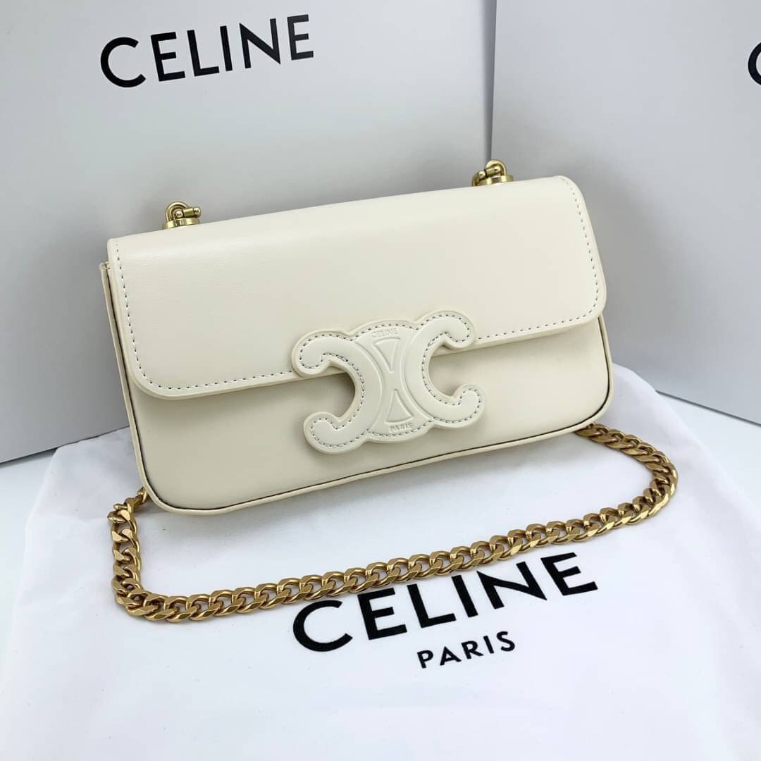 หนังแท้ CELINE CHAIN SHOULDER BAG CUIR TRIOMPHE IN SHINY CALFSKIN ANIS / CELINE TRIOMPHE SHOULDER BAG หนังแท้ทั้งใบสวยหรู แบบใหม่ล่าสุด โลโก้หนังคลาสิกที่สุดค่ะ จุของได้กำลังดี เหมาะกับสาวๆในวันที่อยากครอสบอดี้ชิลๆ ห้ามพลาดค่ะ!