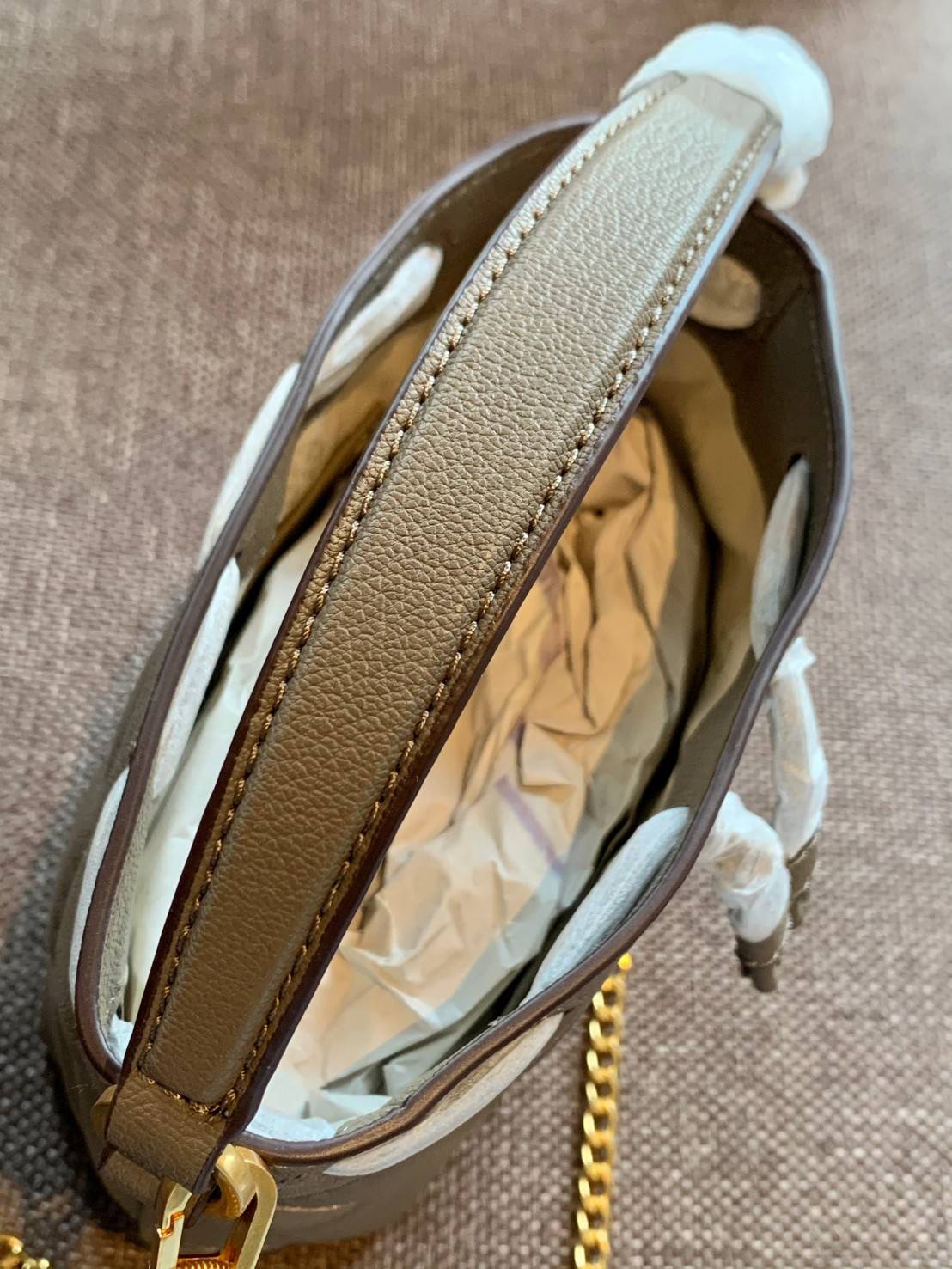 น้องสวยเกินเบอร์ คุณภาพแน่น จำนวนจำกัด! TORY BURCH MINI WILLA BUCKET BAG พร้อมส่งที่ไทย แนะนำต้องมีค่า กระเป๋าทรงจนมจีบ หนังแกะแท้((หนังแกะจะมีคุณภาพดีและแพงกว่าหนังวัวนะคะ)) ลายหนังสวย เดินด้ายลายนวม สัมผัสแล้วสาวๆหลงรักแน่นอนค่าา