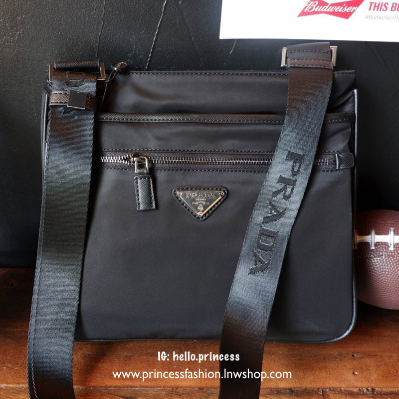 เอาใจหนุ่มๆ สำหรับ messenger bag เป็นผ้าไนล่อนนาโน ตัวกระเป๋าขนาดกำลังดี สีดำด้านสวยมากๆ ทำงานหรือเรียน เท่ห์และคลาสสิคสุดๆ มีช่องแบ่งเก็บของได้ถึง 3 ช่องแยกใส่ของเป็นสัดส่วน น้ำหนักเบา จุของคุ้ม สายยาว ปรับได้ free size สามารถสะพาย crossbody ได้ ใบนี้ห้า