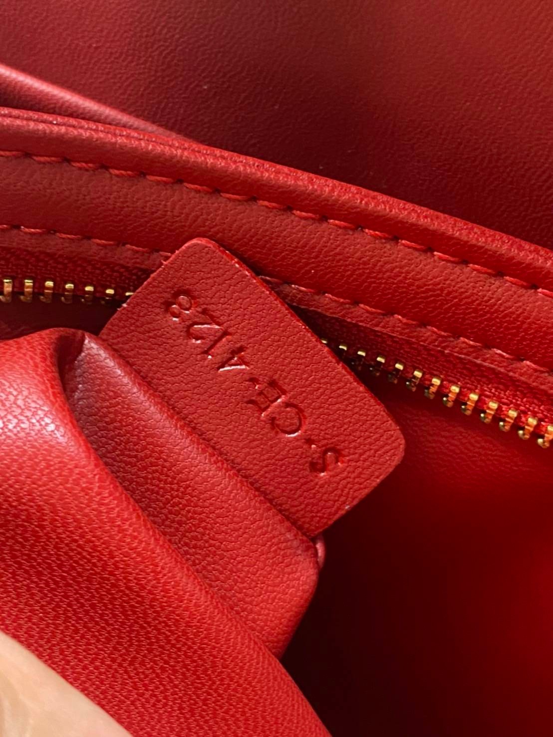 หนังแท้ CELINE TRIOMPHE CROSSBODY BAG ดีไซน์ยอดนิยมสไตล์สาว LISA ทรงสี่เหลี่ยมหนังสวยหรูอยู่ทรงเปิดปิดด้วยฝาปิดโลโก้แบรนด์อะไหล่ทอง ภายในมีช่องหลัก ช่องย่อย และช่องซิป สามารถใส่มือถือของใช้จุกจิกได้เยอะ มาพร้อมสายสะพายหนังยาวปรับระดับได้ จะสะพายไหล่ CROSS