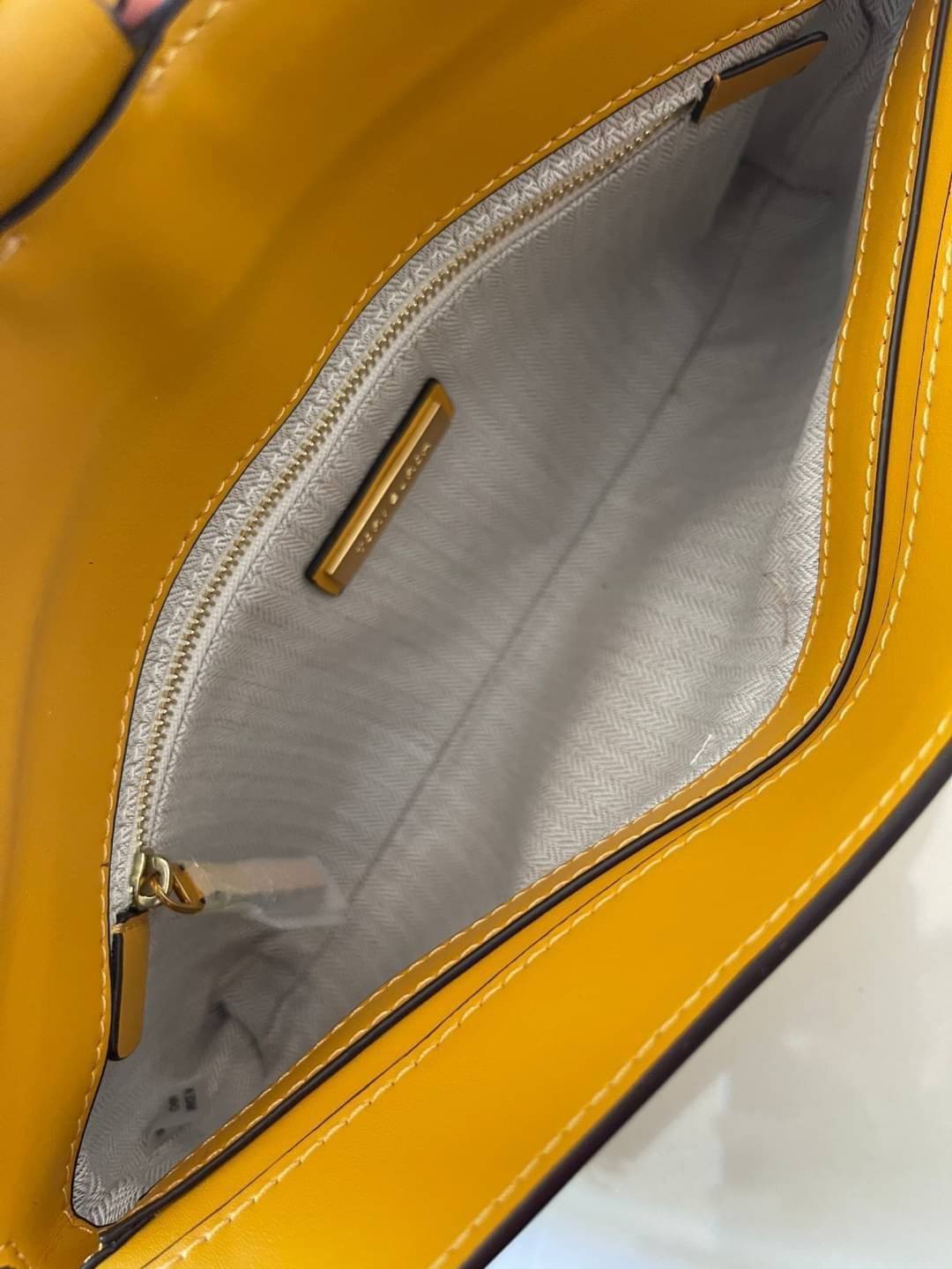 Tory burch Miller Metal clutch กระเป๋าคลัทช์ดีไซน์เรียบหรูออกแบบมาได้อย่างลงตัว ด้วยรูปทรงที่สวยงามและทันสมัย จากแบรนด์ Tory Burch ขนาดกำลังดี สามารถใส่กระเป๋าสตางค์หรือเครื่องสำอางค์ได้ตามขนาดกระเป๋า ในเรื่องของดีไซน์และอะไหล่สีทองดูแมทช์กันดีกับกระเป๋า 