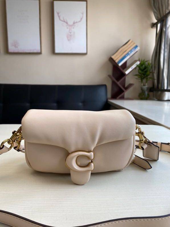 Coach Pillow Tabby Shoulder Bag 18 หนัง nappa หนานิ่ม นุ่มมากๆ รุ่นใหม่ล่าสุดค่ะ! พร้อมโลโก้รุ่นใหม่ด้วยเช่นกัน เพิ่มความหรู ดูดีเข้าไปอีกค่ะ เปิดปิดกระเป๋าแบบกระดุมแมาเหล็ก ภายในมีช่องใส่ของสองช่อง; สามารถใส่กระเป๋าเงินใบสั้นได้;พาสปอร์ตได้;มือถือได้ ค่ะ