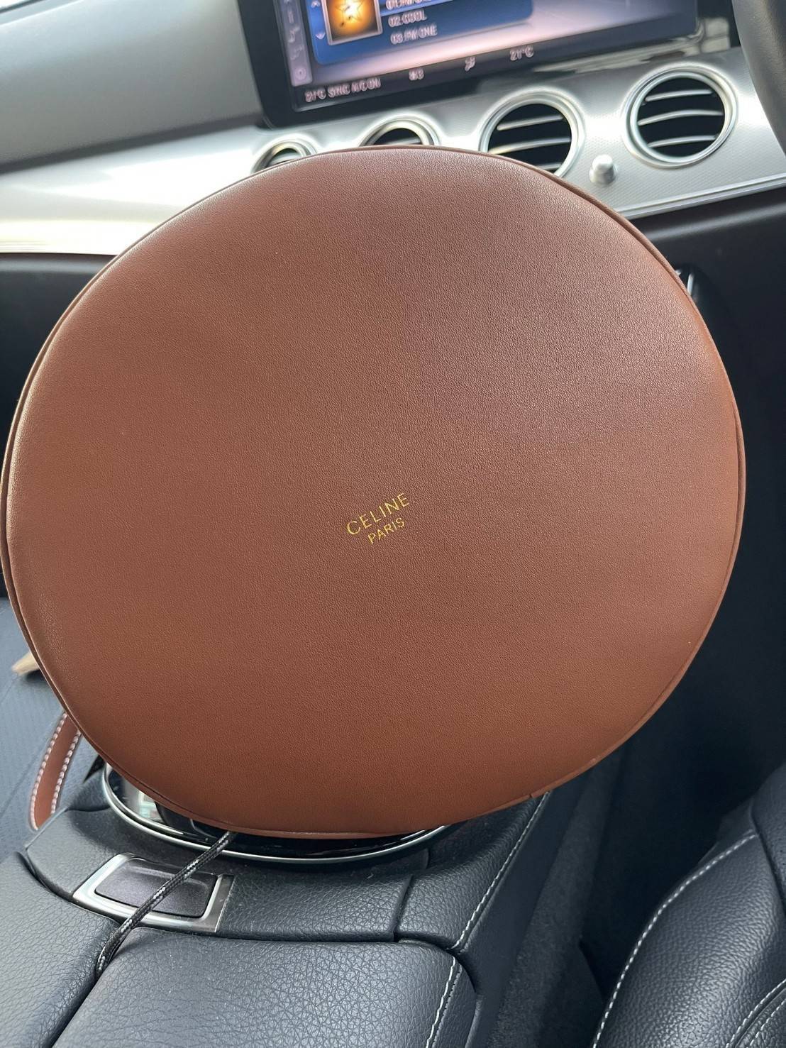 Celine Bucket Bag In Textile with Celine Logo สาว ๆ คนไหนกำลังมองหากระเป๋าสะพายที่สามารถจุของได้แบบกำลังพอดี เราขอแนะนำเป็นใบนี้เลยค่ะ เพราะมีขนาดที่ไม่เล็กและไม่ใหญ่จนเกินไป ให้ความคล่องตัวสูง มีฐานกว้างสามารถใช้สะพายไหล่เมื่อต้องการออกงานทางการหรือจะสะพ