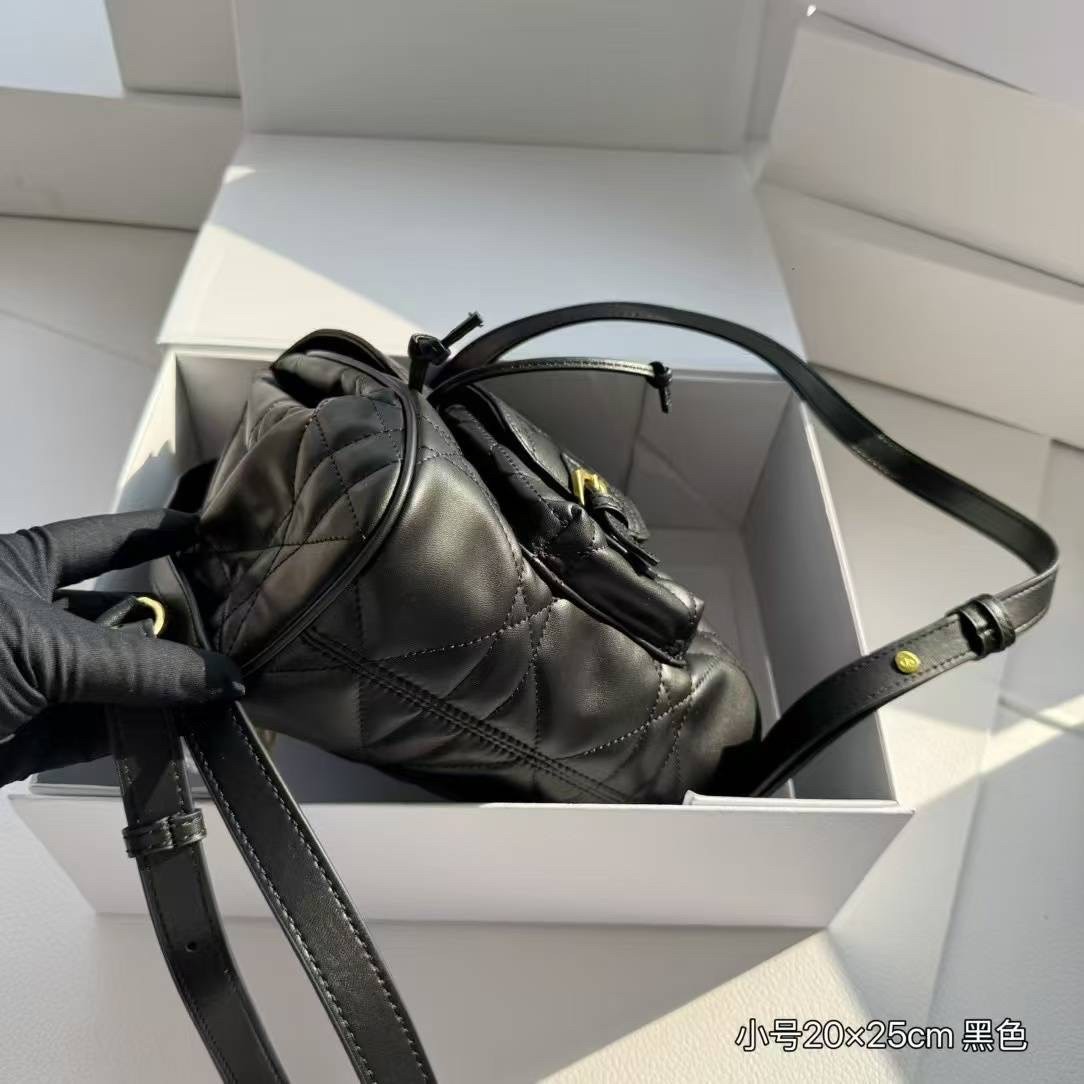 DIOR Small Caro Backpack กระเป๋าเป้ไซส์เล็กน่ารัก ดีไซน์ใหม่ หนังสวยเกินเรื่องมากๆ สัมผัสนิ่ม หรูหรา หูจับในตัวดีไซน์โค้งมนอะไหล่ทองสวยโดดเด่นไม่เหมือนใคร ที่สุดของความลัคชูต้องยกให้แบรนด์นี้