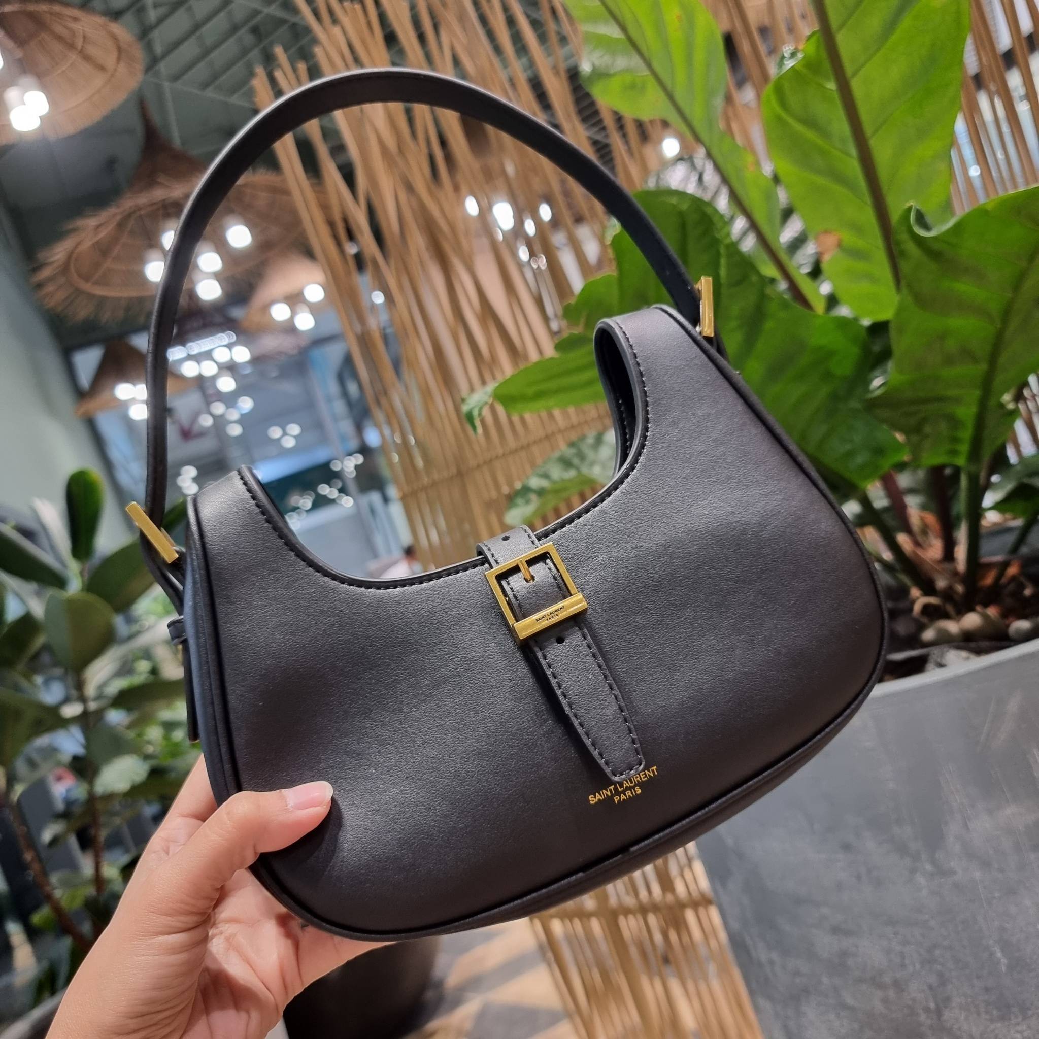 Yves Saint laurent le fermoir hobo bag in shiny leather / YSL hobo bag กระเป๋าสะพายไหล่ ดีเทลหรู สวยครบทุกมุม ตอบโจทย์สาวๆทุกไลฟ์สไตล์ เพราะใช้งานได้ง่ายและสะดวก vip พรีเมี่ยมกิ๊ฟจาก dytyfree วัสดุหนังวัวแท้เต็มใบ สัมผัสดีงามมากๆ น้ำหนักเบา ดูแพงที่สุด ปา
