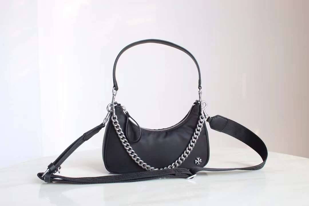 TORY BURCH handbag / TORY BURCH shoulder bag พร้อมส่งที่ไทย Tory Burch 151 Mercer Small Crescent Bag กระเป๋าถือหรือสะพายไหล่ วัสดุNylon อะไหล่เงิน น้ำหนักเบา พกพาสะดวก ใส่โทรศัพท์ iIphone+ ได้ ด้านในโล่งมีช่องเล็กใส่บัตร 2 ช่อง มาพร้อมสายสั้น สายหนัง+สายโ