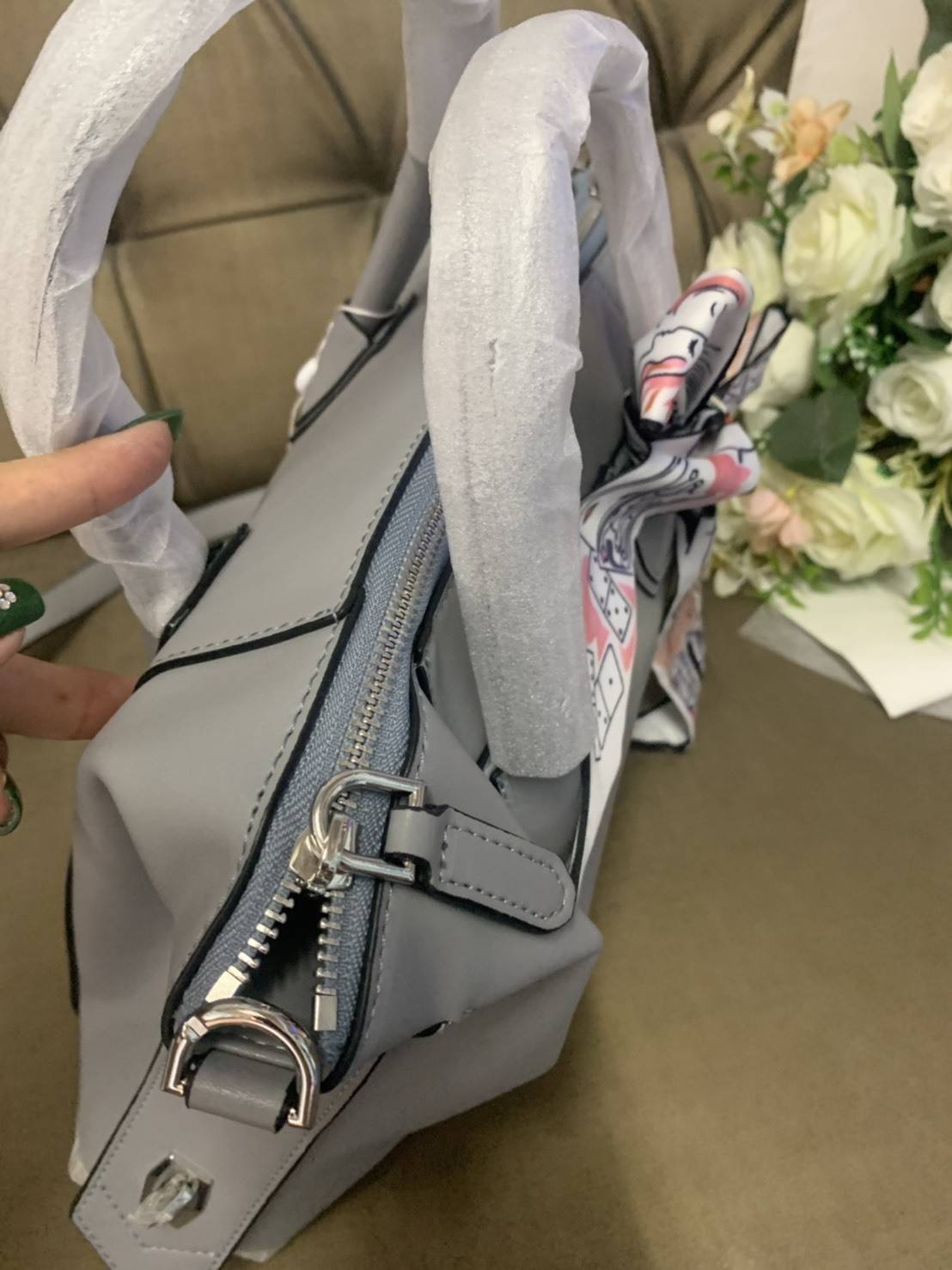 Givenchy Antigona Soft Small Leather Bag เข้ารอบใหม่ ราคาดีต่อใจ .. ไม่มีไม่ได้แล้ว! กระเป๋ารุ่น Iconic อย่าง Antigona Soft รุ่น "Classic" **มาพร้อมผ้าผูกโบว์ น่ารักมากมาย ประดับด้วยสัญลักษณ์ของแบรนด์ Givenchy ด้านหน้า **อะไหล่เงิน ไอเท็มยอดฮิตท