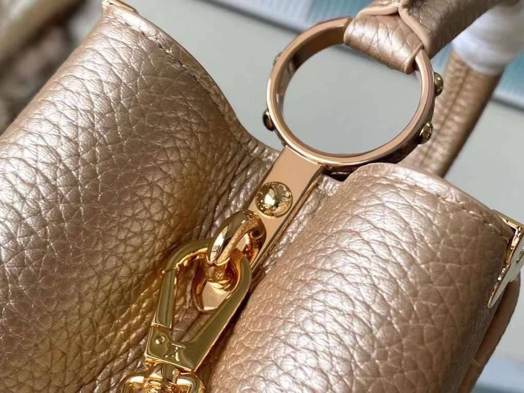 LV Capucines BB Gold Luxury Bag 27cm เกรดท็อปออริจินอล มีความละเอียดของเนื้องานมากที่สุด ปราณีตตรงปกทุกใบ ใช้สลับของแท้ได้ ใช้งานต่างประเทศได้ เข้าออกผ่านทุก ตม. สุดยอดเดอะเบสท์ไอเท็ม สวยหรู ผู้ดี หรูหรา ดูแพงมาแต่ไกล