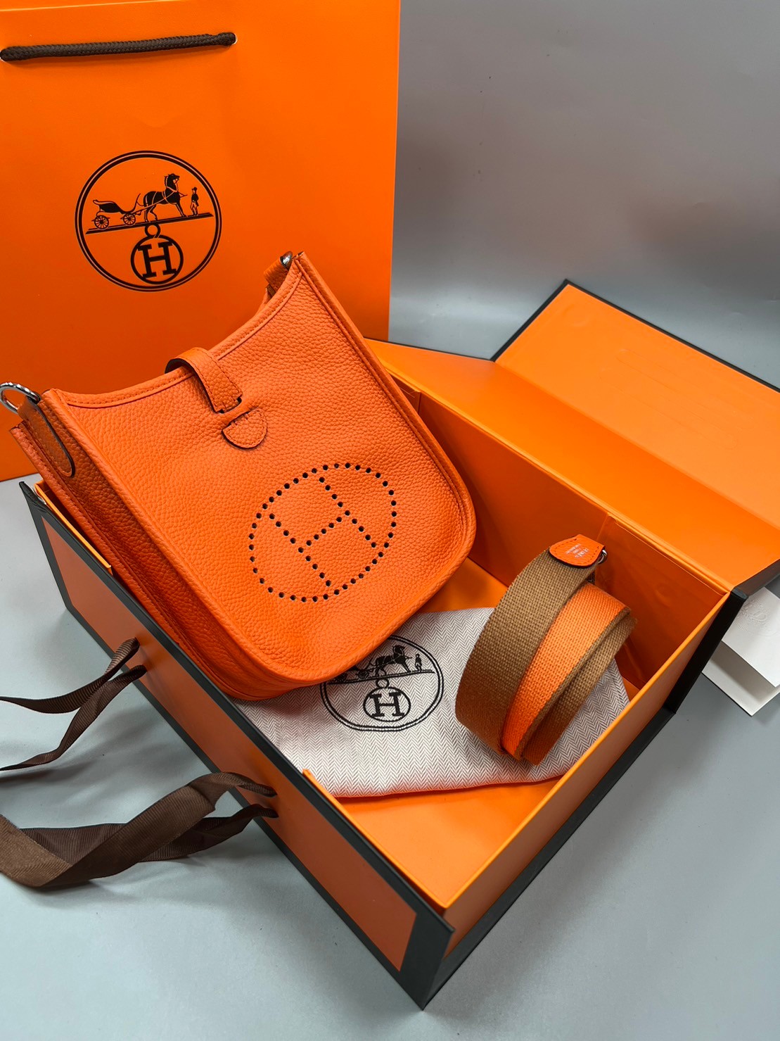 HERMES evelyne mini bag Luxury Bag กระเป๋าสะพายแบรนด์ดัง แบรนด์หรู คลาสสิกตลอดกาล ใช้ได้ทั้งชายหญิง ใบเดียวจบ สวยรวยปัง เกรดท็อปออริจินอล ภาพสินค้าถ่ายจากงานขายจริง ใช้งานต่างประเทศได้