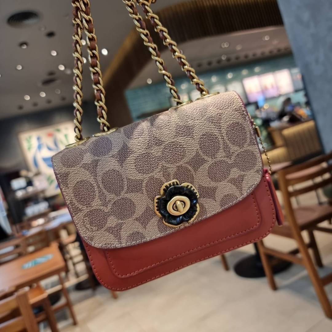 COACH C2462 MADISON SHOULDER BAG 16 IN SIGNATURE CANVAS WITH RIVETS กระเป๋าสะพายข้าง ไซส์กะทัดรัด พกพาง่าย น้ำหนักเบา ดีไซน์สวย โดดเด่นด้วยตัวล็อครูปดอกไม้ สีสันตกแต่งตัดกันกับลายซีอย่างลงตัว วัสดุหนังแคนวาสเคลือบลาย ภายในแบ่งสัดส่วนให้อย่างดี มาพร้อมสายส