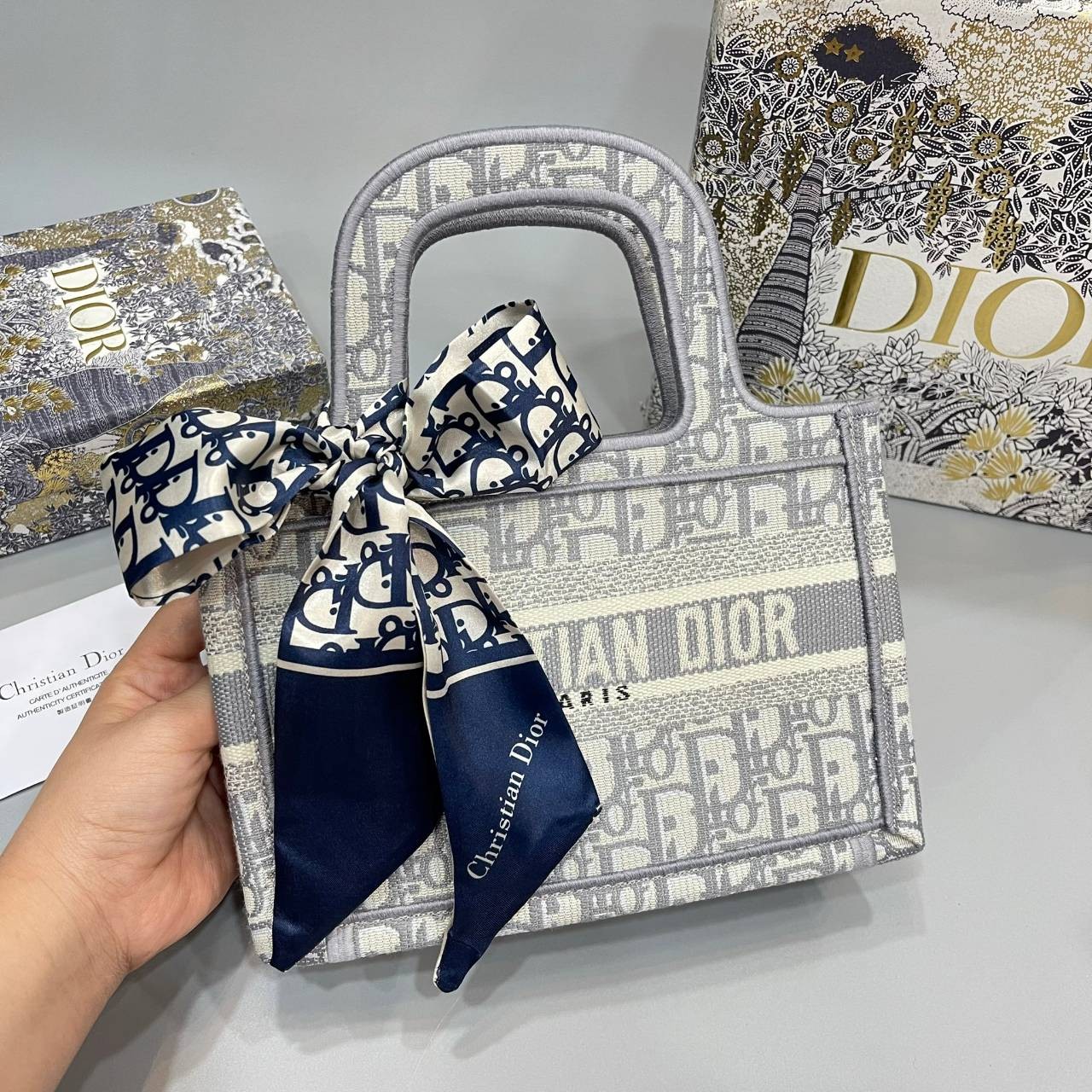 MINI DIOR BOOK TOTE 22cm Blue / Gray Dior Oblique Embroidery กระเป๋าถือทรง Shopping ขนาดมินิน่ารัก สวยคลาสสิค พกพาสะดวก ใช้งานง่ายสุดๆ วัสดุงานทอละเอียด ภายในโล่งกว้าง ภาพสินค้าถ่ายจากงานขายจริง ใช้งานต่างประเทศได้
