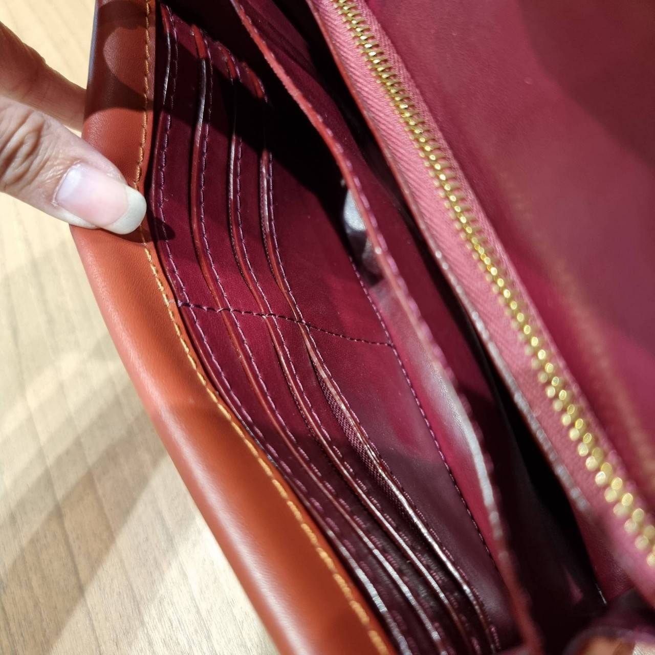 COACH C0838 ASTER CROSSBODY IN SIGNATURE CANVAS คอลเลคชั่นใหม่ล่าสุด กระเป๋าสะพายสวยอยู่ทรง ดีไซน์ไม่ซ้ำใคร จะสายคุณหนู สายถ่ายรูป ได้ใบนี้ไปยังไงก็ปังเว่อร์!! วัสดุหนังแคนวาสเคลือบลายสลับหนังแท้ เปิด-ปิดด้วยตัวบิดล็อค ชั้นในมีฝากระดุมปิดช่องย่อยอีกช่อง แ