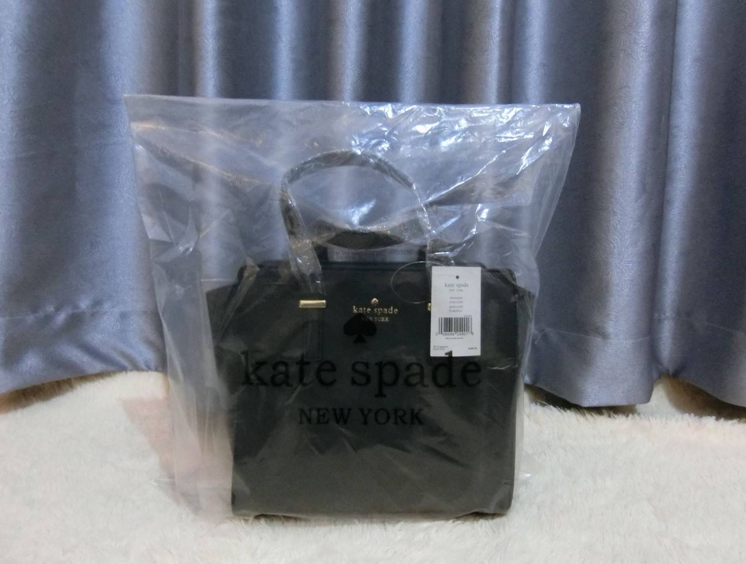 Don't Miss! KATE SPADE NEW YORK CEDAR STREET HAYDEN BAG กระเป๋าถือหรือสะพายหนัง Saffiano สวยหรูอยู่ทรงสไตล์ PRADA ด้านหน้าประดับโลโก้สีทองสวยไฮโซ ภายในมีช่องซิปและช่องเล็ก ซับในอย่างดีสกรีนลาย Kate Spade กว้างและจุ ใส่ ipad mini กระเป๋าสตางค์ ของใช้ไ