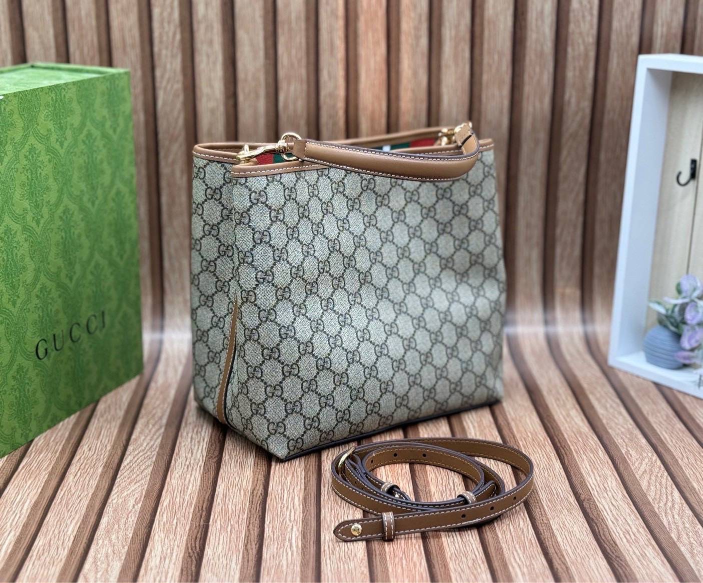 ORI หนังแท้ | GUCCI GG Emblem medium bucket bag กระเป๋าถือ/สะพายทรงบัคเก็ต ขนาดกลางใบใหญ่ จุของได้เยอะ ดีไซน์คลาสสิคคงความเอกลักษณ์