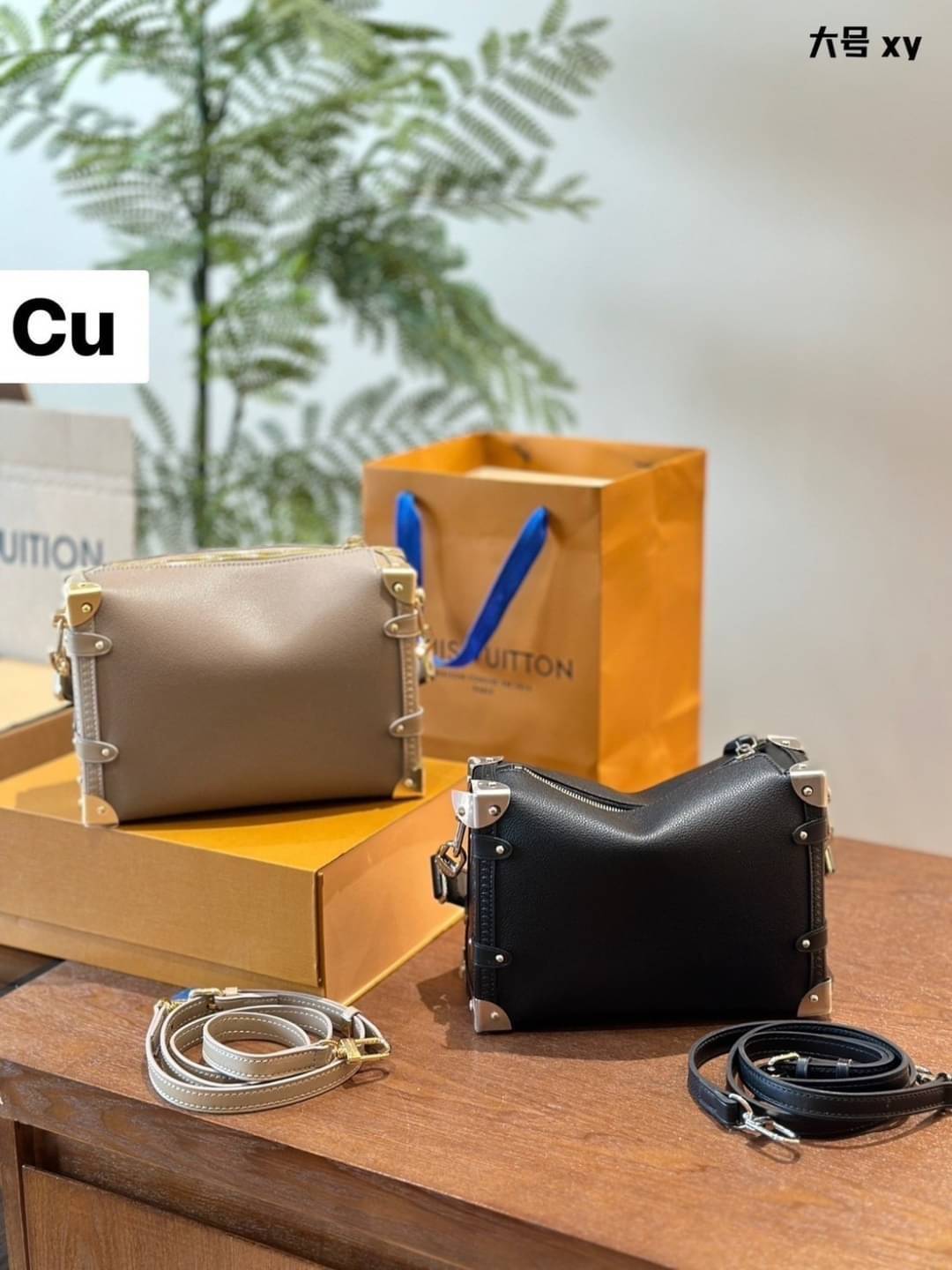 LV Side Trunk MM Leather Bag กระเป๋าสะพายทรงกล่องคลาสสิกทันสมัยมีสไตล์ รุ่นใหม่หนังเรียบสวยสุดไอคอนิก พร้อมตอบรับได้ทุกลุค ทุกสไตล์ -- [รับตัวแทนกระเป๋า]