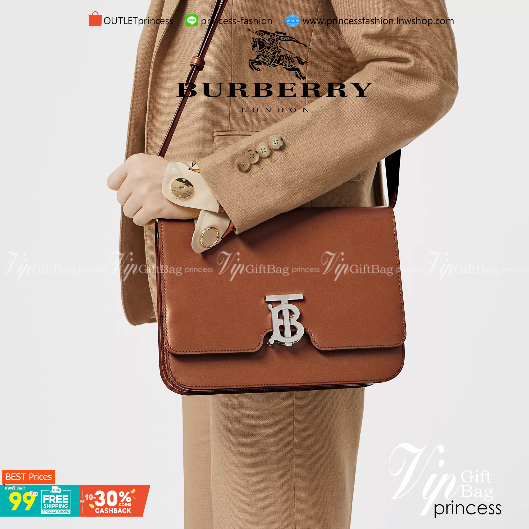 BURBERRY FRAGRANCES CROSSBODY BAG VIP GIFT WITH PURCHASE (GWP) กระเป๋าสะพายพรีเมี่ยมกิ๊ฟ Limited Edition จากน้ำหอม BURBERRY DUTY FREE วัสดุ Calfskin หนังเรียบสวยอยู่ทรงดีไซน์ยอดนิยมประดับโลโก้แบรนด์ทองด้านหน้า เปิดปิดด้วยฝาปิดสัญลักษณ์ตัวB ภายในมีช่องแบ่ง