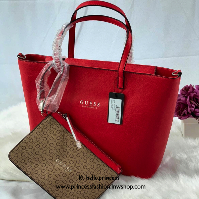 GUESS CASON BAG พร้อมส่งกระเป๋าถือ/สะพายข้าง วัสดุหนังลาย saffiano น้ำหนักเบา ด้านหน้าปั้มโลโก้แบรนด์ เปิดปิดกระเป๋าแบบซิปใช้งานสะดวก ภายในโล่ง กว้างทีเดียว สามารถใส่ A4 ได้ค่ะ มีช่องเล็กให้ใส่ของจุกจิก ผ้าซับด้าน ในลายแบรนด์สวยงาม ด้านหลังมีช่องเสียบบัตร