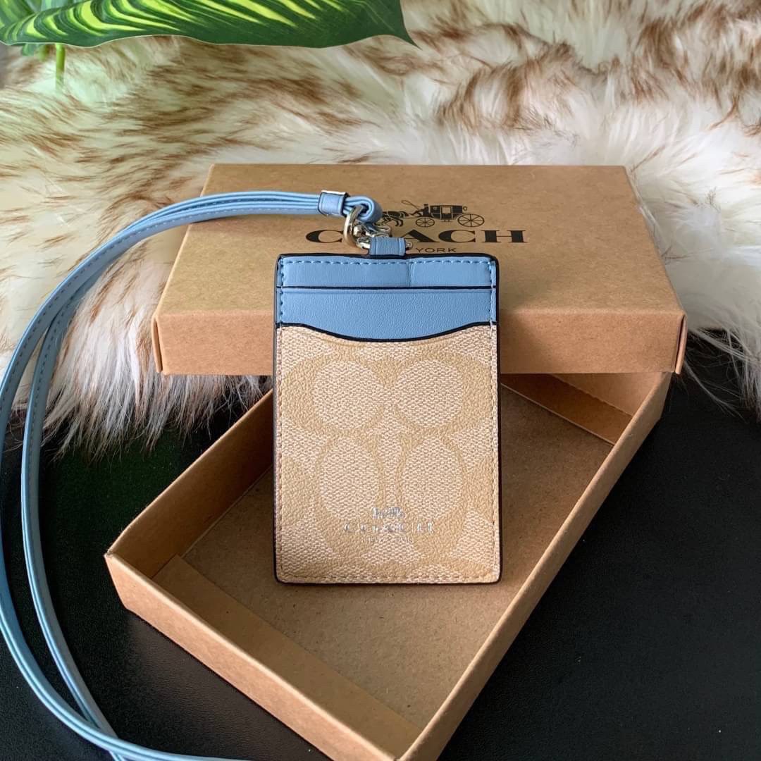 COACH F63274 ID LANYARD IN SIGNATURE COATED CANVAS กระเป๋าใส่บัตรคล้องคอ ลาย C ทั้งใบ ด้านหน้าตกแต่งชื่อแบรนด์ สวยมากกก ใส่บัตรพนักงาน และบัตรต่างๆ มาพร้อมสายคล้องคอ สายถอดออกได้ ตัวกระเป๋ามี 3 ช่องค่ะ