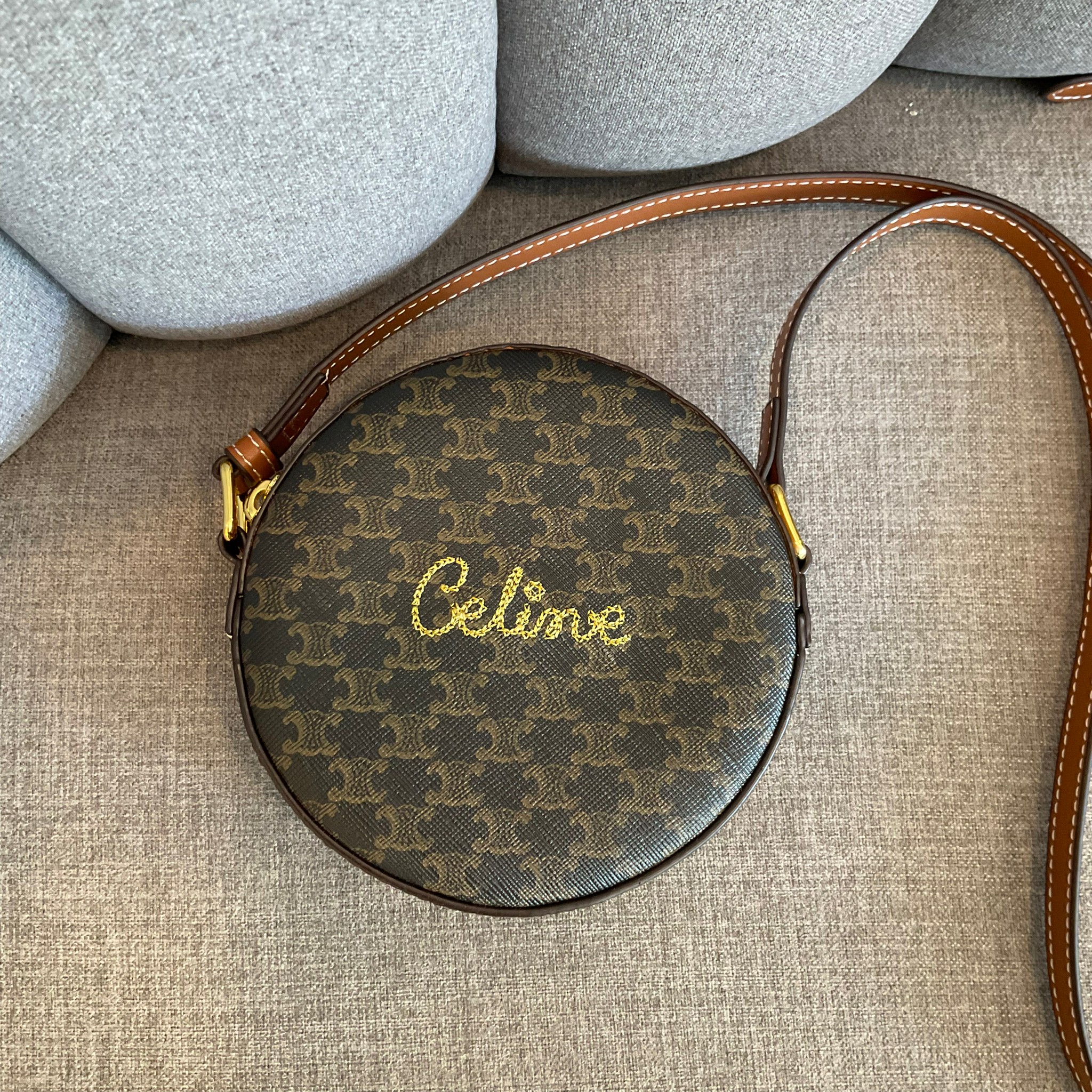 CELINE ROUND PURSE ON STRAP IN TRIOMPHE CANVAS / พร้อมส่งที่ไทยกับ CELINE CROSSBODY BAG กระเป๋าทรงครอสบอดี้ ใบกลมเล็กน่ารัก วัสดุหนังทั้งใบ ตกแต่งด้วยโลโก้แบรนด์ปักเลื่อมด้านหน้า