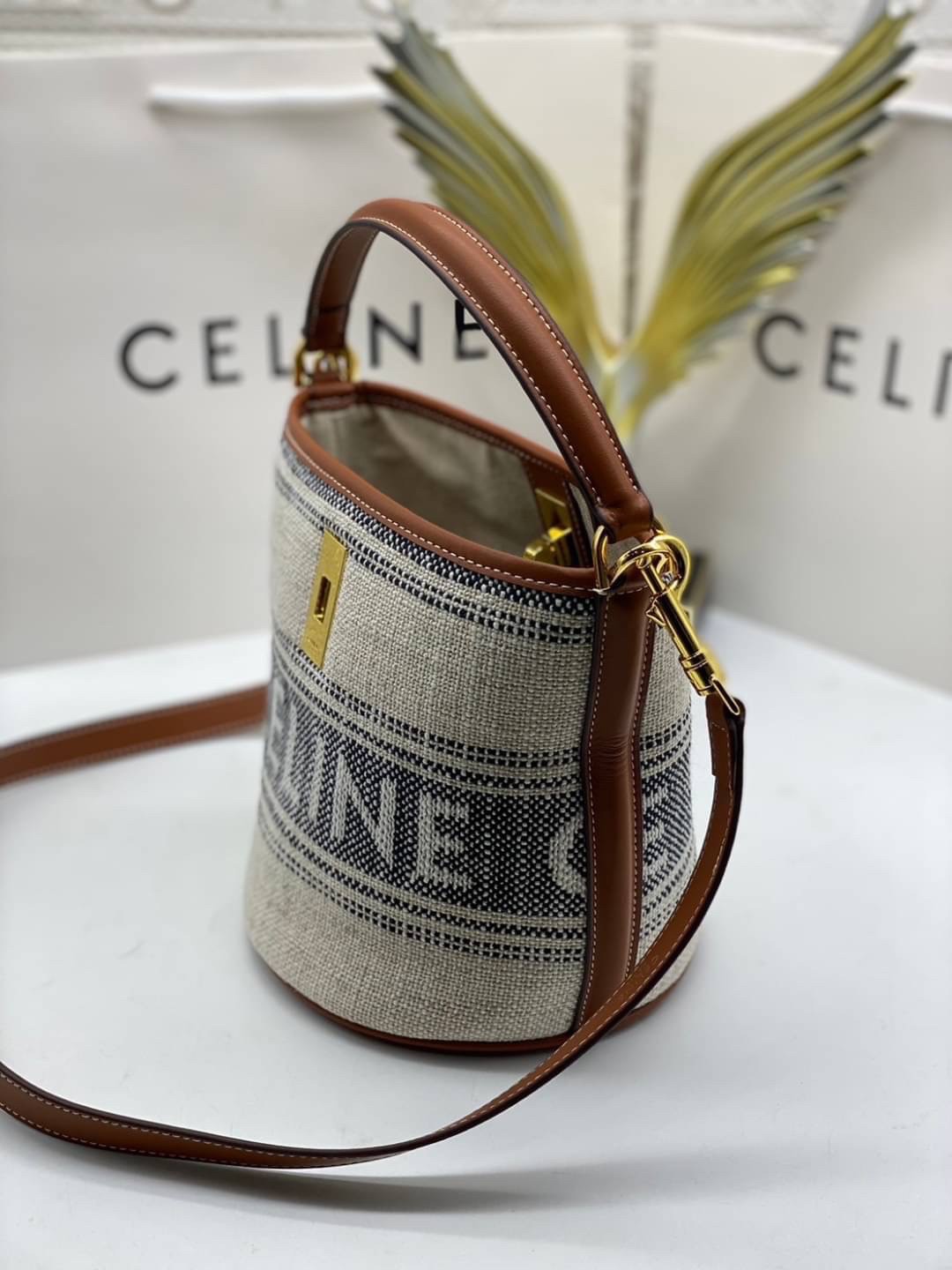 small CELINE TEXTILE BUCKET BAG / CELINE TEEN BUCKET in STRIPED TEXTILE WITH JACQUARD ดีไซน์ทรง Bucket small size เนื้อหนาแข็งแรง ภายในกว้างและจุใส่สัมภาระได้เยอะจุใจ อะไหล่แบรนด์สีทองสุดหรู