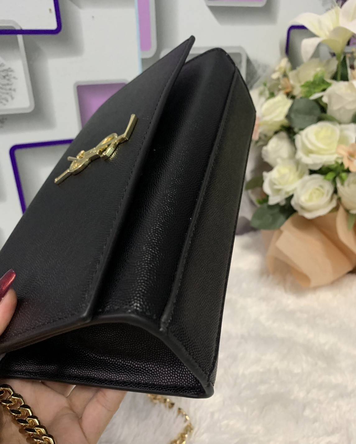 SAINT LAURENT Kate Medium leather shoulder bag VIP GIFT WITH PURCHASE (GWP) พรีเมี่ยมกิ้ฟ Limited Edition จาก YSL DUTY FREE COUNTER วัสดุหนังแกะสังเคราะห์ ลวดลายคล้ายหนังคาเวียร์ หนังสวย ใช้ทน อะไหล่ทองทั้งใบ ด้านหน้าประดับโลโก้แบรนด์ ขนาดกระทัดรัดกำลังดี