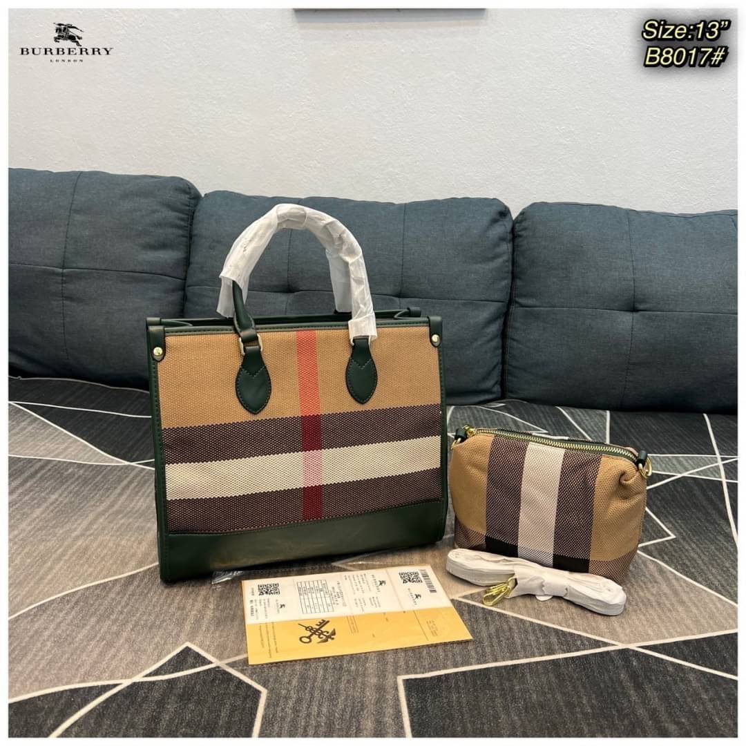 BURBERRY TOTE VINTAGE BAG / Burberry Crossbody Bag กระเป๋าสะพายทรงโท้ทลายวินเทจ สวยคลาสสิก จุของได้เยอะมาก มาพร้อมใบเล็ก รุ่น unisex ใช้ได้ทั้งชาย/หญิง โทนสีใช้งานง่าย หลายโอกาส วัสดุหนังและ Canvas อย่างดี สวยอยู่ทรง ภายในโล่งกว้าง ไอเท็มแนะนำ Must Have! 