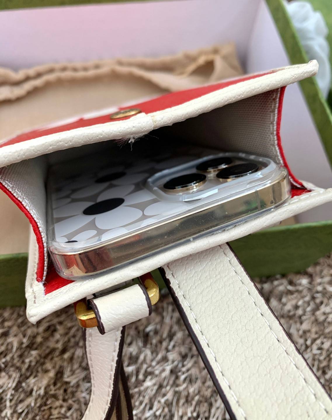 VIP 🥂 LIMITED EDITION Gucci x adidas Phone Case ไม่มีได้ยังไง สวยขนาดนี้ ที่หนุ่มๆสาวๆต้องมีติดตัวค่ะ 💙กระเป๋าใส่มือถือ หนังแท้ 🔺สีน้ำตาลอมเหลือง สัสดุJacquard ทอลายGG ค่ะ ด้านหน้าทั้ง3สี มีโลโก้แบรนด์แบบนูนอันเป็นสัญลักษณ์ของคอลเล