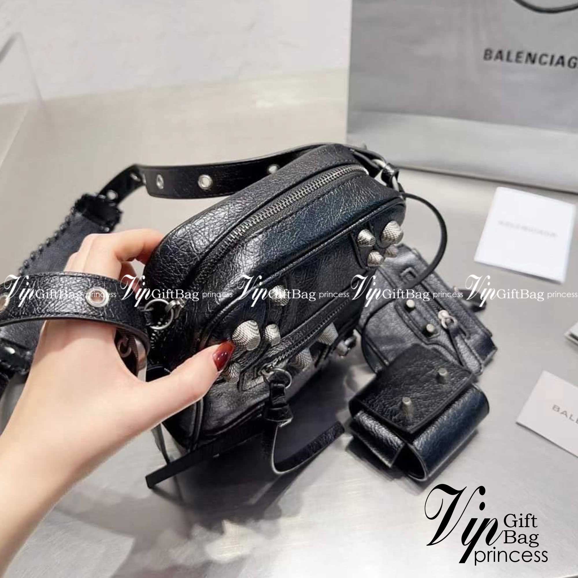 BALENCIAGA Le Cagole Men Crossbody Bag in Black / BALENCIAGA Messenger Bag กระเป๋าสะพายเท่ๆ คลาสสิกแบล็ค หนุ่มๆ หรือสาวเท่ ห้ามพลาดเชียวค่ะ ภาพถ่ายจากงานขายจริง ใช้งานต่างประเทศได้