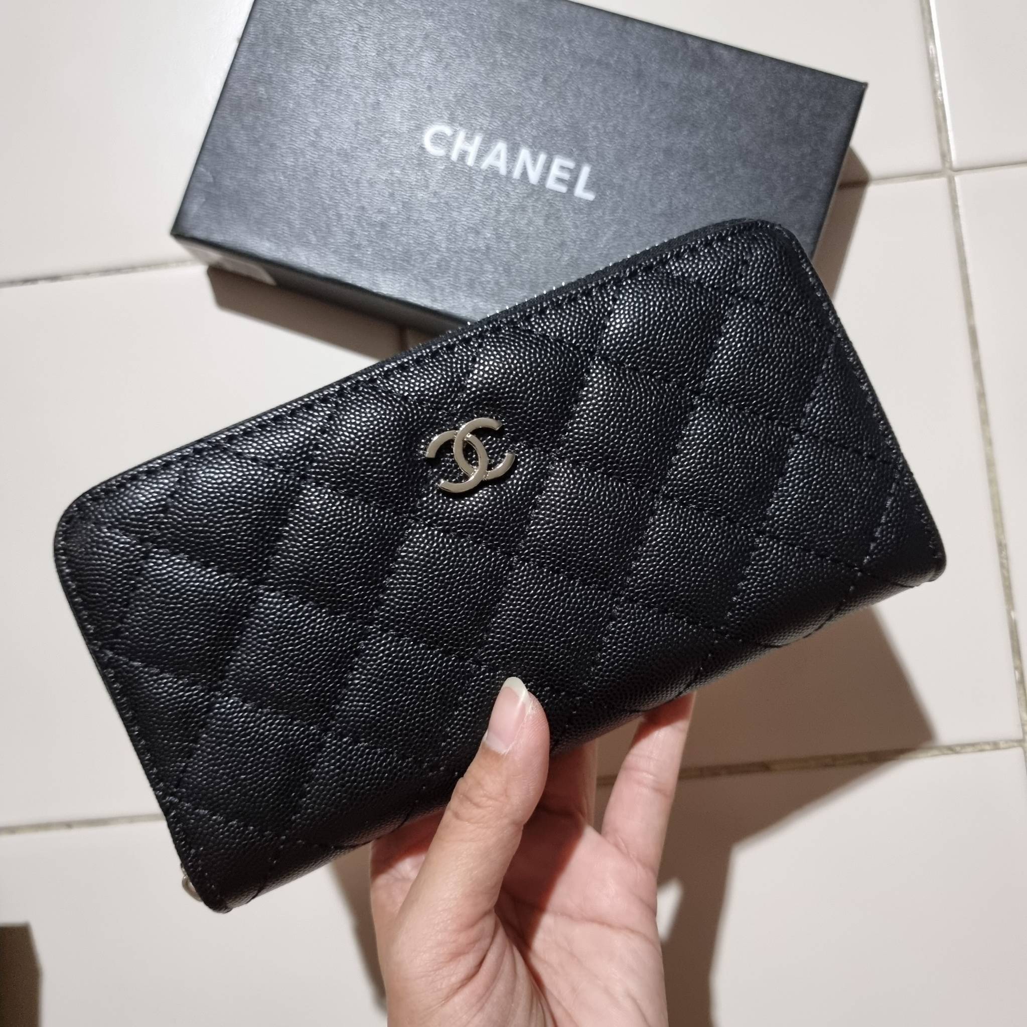 VIP 】กระเป๋าสตางค์ใบยาวรุ่นซิปรอบ สวยรับทรัพย์จาก Chanel วัสดุหนังลายคาร์เวีย ใช้แล้วขับผิวสุดๆ เปิด-ปิดด้วยซิปรูดรอบใบ ใช้งานง่าย ภายในกระเป๋ามีช่องใส่บัตรได้ ใส่ธนบัตรหรือเหรียญได้ มีช่องซิปแยกอีกหนึ่งช่อง ดีไซน์เรียบหรูแบบนี้ สาวๆห้ามพลาดกันน้า!! ซื้อใ