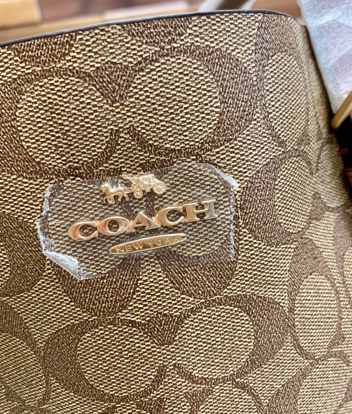 COACH MOLLIE TOTE IN SIGNATURE CANVAS ((1665)) พร้อมส่งอีกครั้ง ห้ามพลาดค่า! กระเป๋าหิ้ว//คล้องไหล่ ใบใหญ่ ทรงTote หนังแท้นิ่มอย่างดีค่ะ ภายในแบ่ง2ช่องใหญ่ สามารถใส่ A4ได้เลย ช่องกว้างมากๆ มีช่องกระเป๋าซิปกลางให้ใส่ของอีกช่องนะคะ