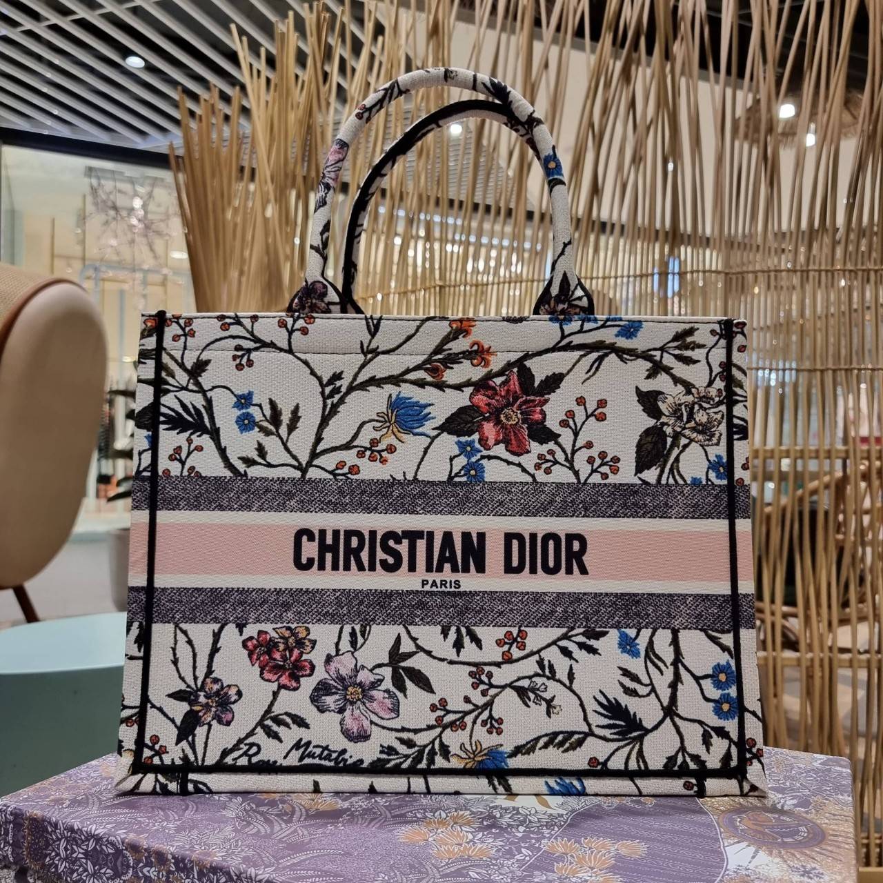 VIP 】HOT ARRIVAL!! DIOR CD SHOPPING BAG WITH GWP กระเป๋าทรงช้อปปิ้งใบใหญ่ จุใจ!! พรีเมี่ยมกิ๊ฟรุ่นดับเบิ้ลฮอต ดีไซน์คลาสสิควินเทจ สวยหรู วัสดุผ้าแคนวาสลายกราฟฟิค ภายในโล่งกว้างมากๆ ใส่ของจุสุดๆ โน้ตบุ้ค ไอแพด กระเป๋าสตางค์ มือถือ หรือเสื้อผ้ายังได้ สะพายค