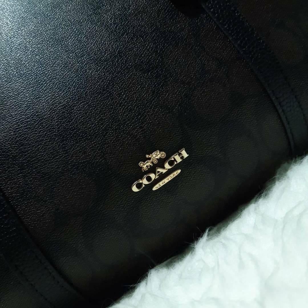 COACH 2319 MAY TOTE IN COLORBLOCK SIGNATURE CANVAS กระเป๋าโท้ท ดีไซน์ใหม่ล่าสุด!! 💕💕 เก๋ตรงปากกระเป๋า คล้ายกระเป๋าซ้อนในตัว สีตัดกับตัวกระเป๋าได้อย่างลงตัว ทรงสวย ใบใหญ่ใส่ของได้เยอะ เปิด-ปิดด้วยซิป รูดใช้งานง่าย ภายในโล่งกว้าง ด้านหลังมีช