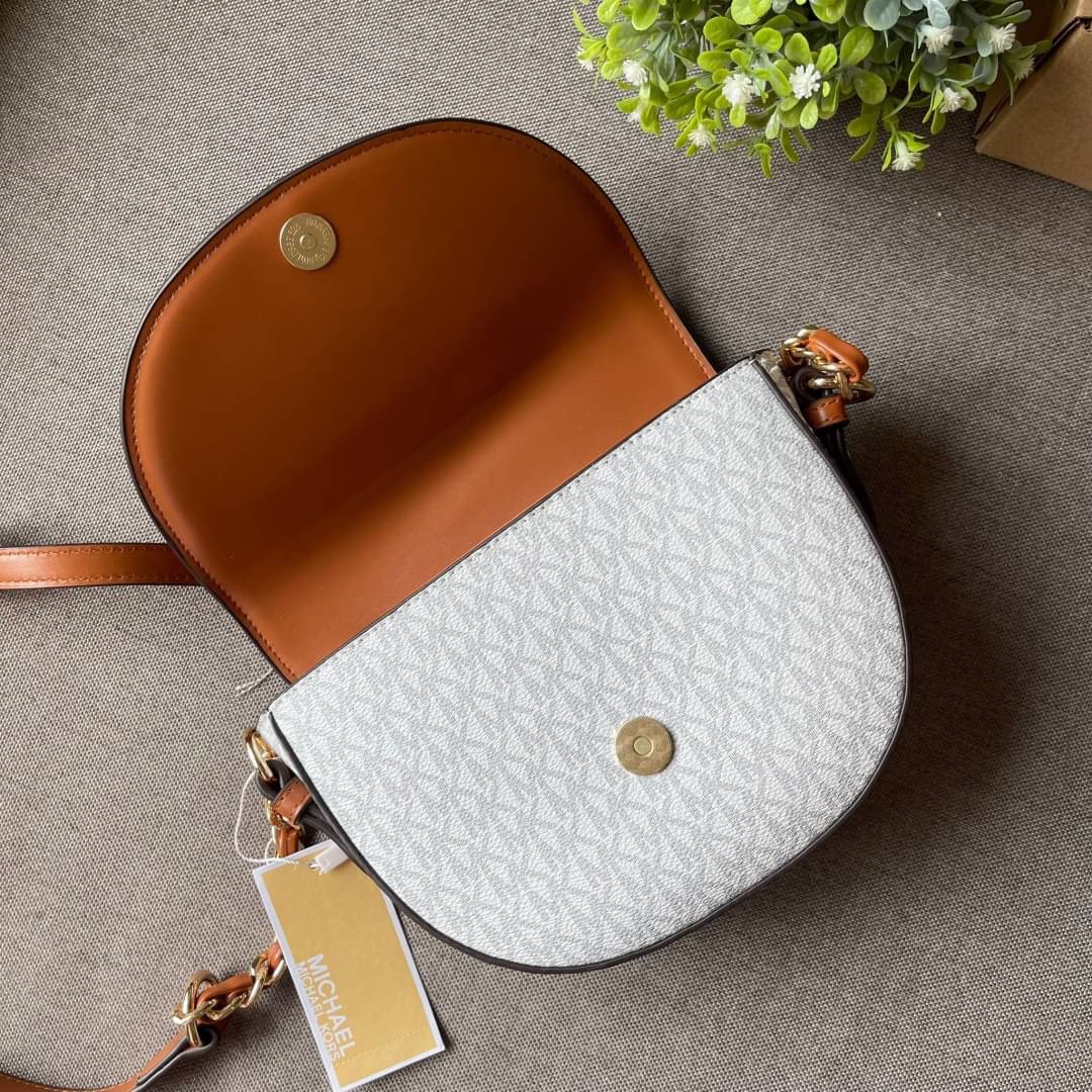 MICHEAL KORS กระเป๋าแบรนด์ดังจาก michael kors กระเป๋าทรงยูสุดชิค งานดี หนังสวยมากก เปิดปิดด้วยกระดุมแม่เหล็ก สายสะพายปรับระดับได้ มาพร้อมกล่อง+การ์ด เลอค่ามากแม่!