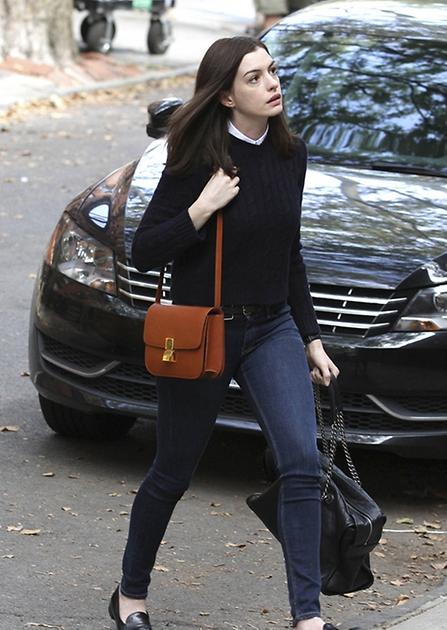 CELINE Medium Classic bag in box calfskin Black เกรดออริจินอล กระเป๋าสะพายแบรนด์เนมซีลีนหนังแท้สีน้ำตาล สีดำ อะไหล่ทองหรู งานหนังเรียบ สวยหรู ด้านในเปิดด้วยบีบอะไหล่ทอง ภายในแบ่งเป็น2ช่องและช่องซิปอีก1ช่อง จุของได้กำลังดี ใส่โทรศัพท์ กระเป๋าสตางค์ใบสั้น ข