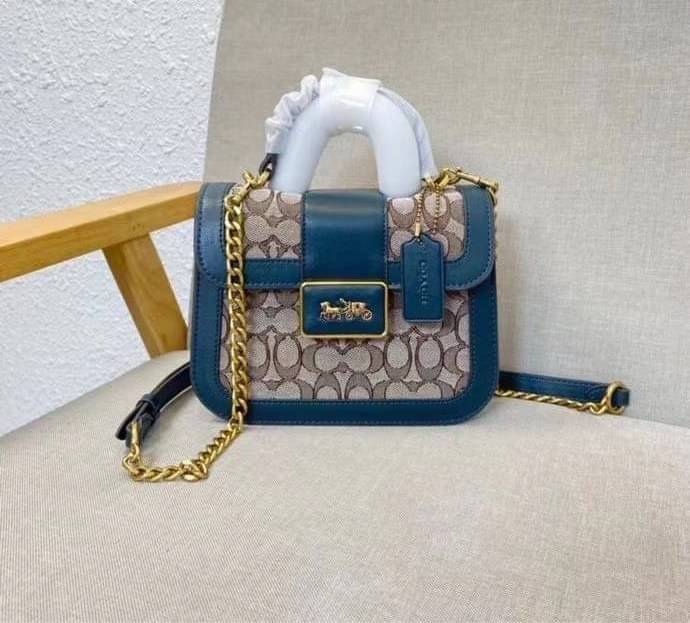 ใบจริงสวยหรูมากๆค่ะ💥 COACH ALIE TOP HANDLE IN SIGNATURE JACQUARD ((C4822)) พร้อมส่งที่ไทยค่ะ! กระเป๋าหิ้ว//สะพายข้าง วัสดุ Jacquard+หนังแท้ได้ลงตัวสวยงามมากๆค่ะ คลาสสิคสุดๆ เปิดปิดกระเป๋าแบบกดล็อค ช่องหลักกางออกได้กว้างสามารถใส่กระเป๋าเงินใบกลางได
