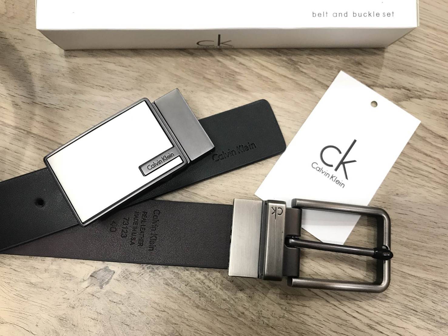 ห้ามพลาด! เซทสุดคุ้ม! ซื้อ1ได้ถึง2! CALVIN KLEIN REAL LEATHER BELT VALUE PACK Limited Edition เข็มขัดหนังแท้ พร้อมหัวเข็มขัด2แบบคุณภาพดีตามแบบฉบับของแบรนด์ สายเข็มขัดสามารถกลับด้านใช้ได้ทั้งสีดำและสีน้ำตาลเหมือนมี2เส้น2หัวสลับใช้ได้ไม่จำเจ มาพร้อมถุงกระดา