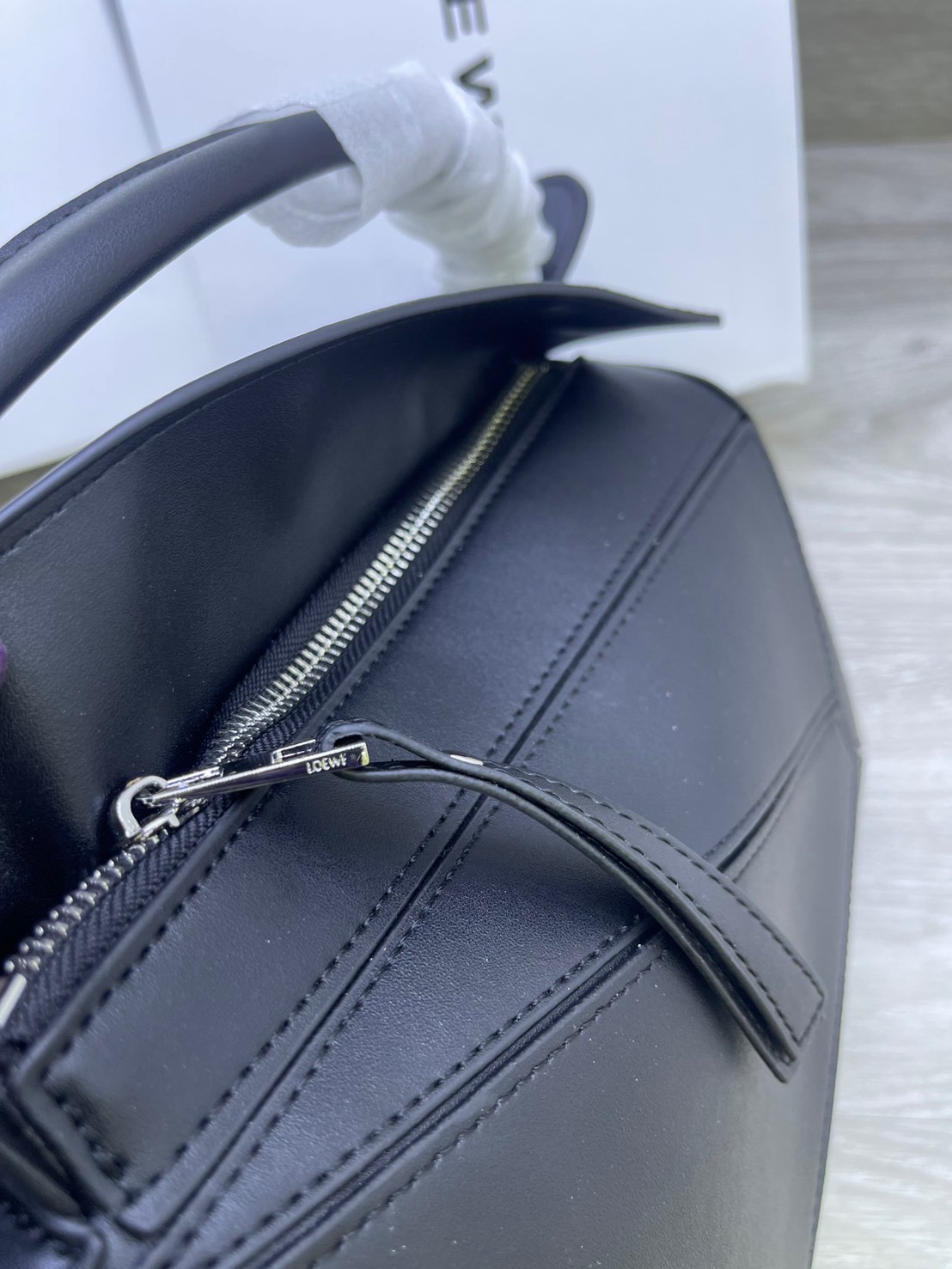 Loewe Puzzle bag กระเป๋าสะพายข้างทรงกล่อง มีให้เลือก 2 ไซส์ สุดยอดแบรนด์ที่ดีไซน์เป็นเอกลักษณ์ โดดเด่น สวยหรู สไตล์พัซเซิลคลาสสิค