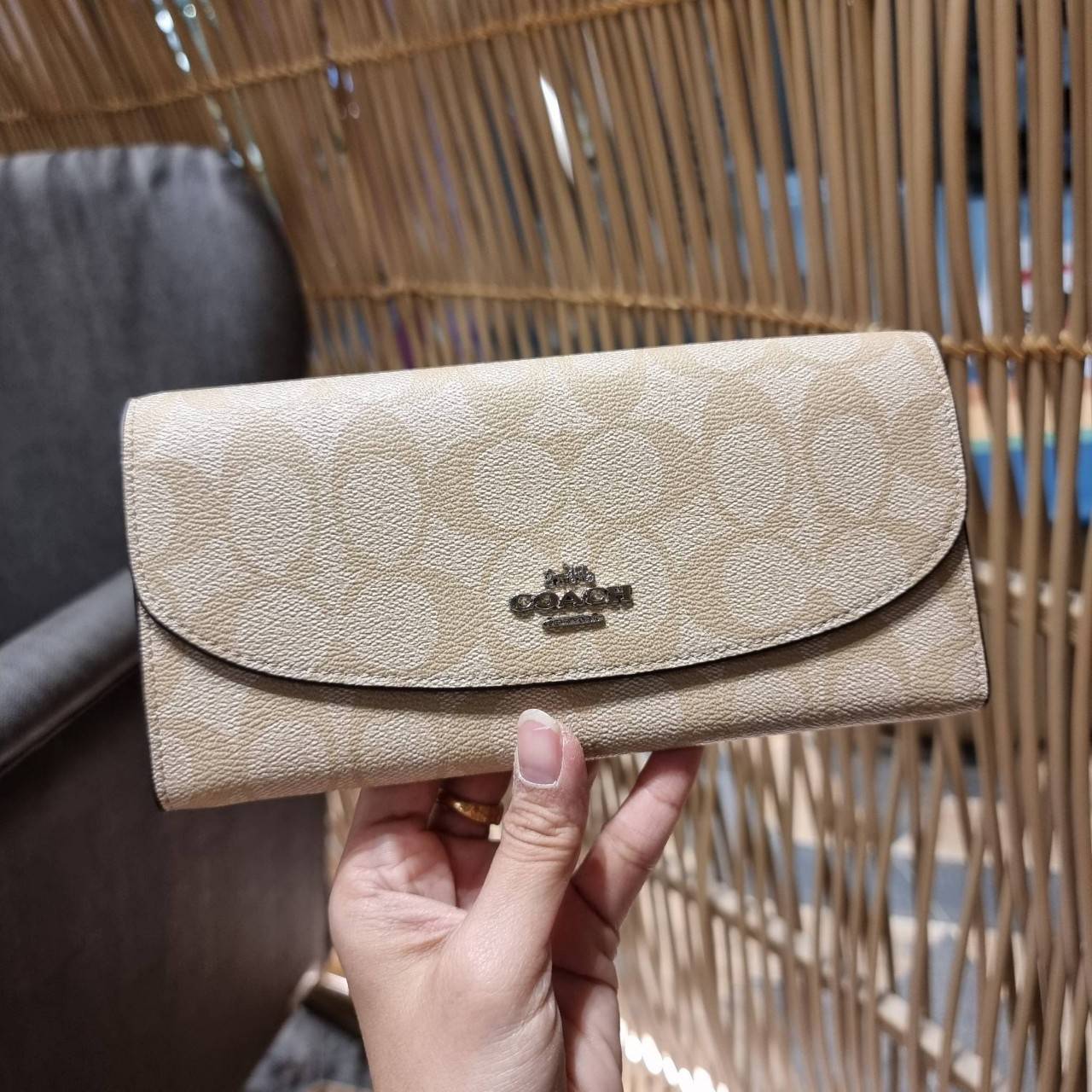 COACH F52601 POP SLIM ENVELOPE WALLET IN SIGNATURE รุ่นขายดี ขายหมด!! รุ่นหายาก!! เติมสต็อคจ้า!! กระเป๋าสตางค์รุ่นฝาพับ ดีไซน์เรียบหรู คลาสสิค ใช้งานง่ายและสะดวกมากๆ ด้วยซองซิปที่เสียบด้านหลัง ถอดแยกออกมาใช้ได้ หรือเอาออก พกกระเป๋าเดี่ยวๆก็ได้ ถือใบนี้ดูไ