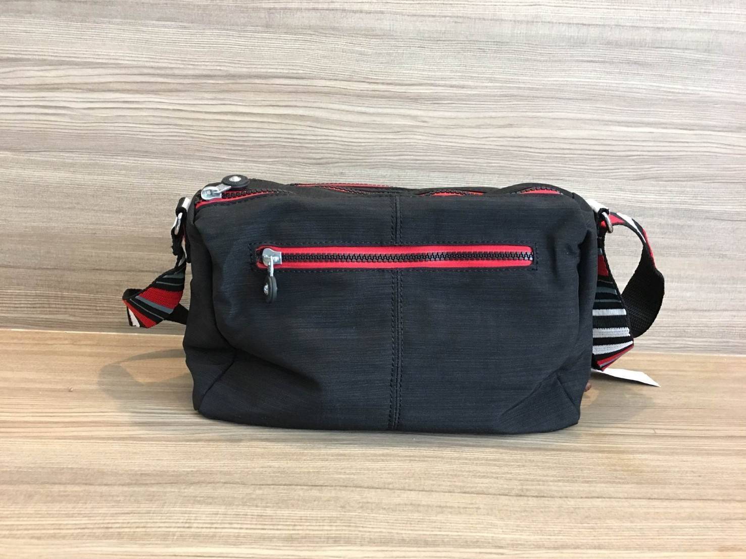 Kipling Reth กระเป๋าสะพายทรงสวย รุ่นยอดนิยม สายสะพายปรับระดับสั้น-ยาว เป็นกระเป๋าสะพายแบบ cross body ได้ค่ะ ช่องซิปเยอะ ใส่ของได้เป็นสัดส่วน จุสัมภาระได้ดีเลยค่ะ ทรงสวย สะพายน่ารักมาก ห้ามพลาดเลยค่ารุ่นนี้