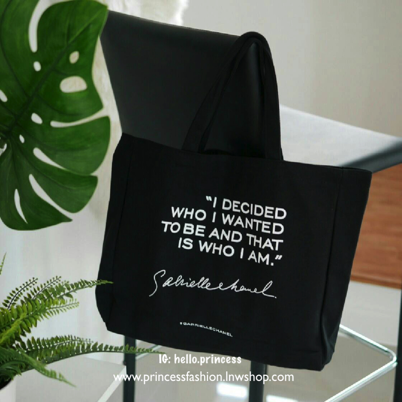 NEW ARRIVAL 2019 !! สิ้นสุดการรอคอย ถึงไทยแล้วค่ะ กับกระเป๋าผ้าสุดแนว CHANEL AUTHENTIC VIP PERSICIONS GIFT TOTE BAG วัสดุผ้า CANVAS สีดำ สกรีนลายลนผ้าหน้าหลังสีขาว น้ำหนักเบา ด้านในช่องกว้างใส่ของได้เยอะม้ากกก ใส่สมุด IPAD หรือเสื้อผ้าในวันไปเที่ยวชิลๆได้
