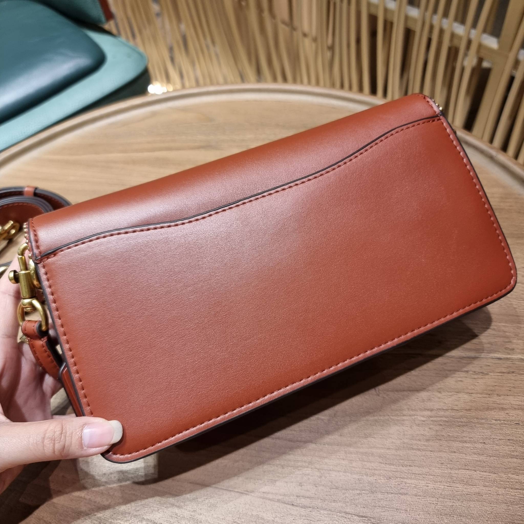 COACH TABBY SHOULDER BAG 26 IN SIGNATURE CANVAS WITH BEADCHAIN (6793,91215) กระเป๋าสะพายไหล่ ดีไซน์วินเทจย้อนยุค สวยคมชัด คลาสสิคใช้ได้ทุกลุค วัสดุหนังแท้สลับหนังแคนวาสเคลือบลาย เปิด-ปิดด้วยแม่เหล็กในตัว รับรองแน่นหนา ด้านหลังมีช่องแยก ภายในเป็นช่องโล่ง ข