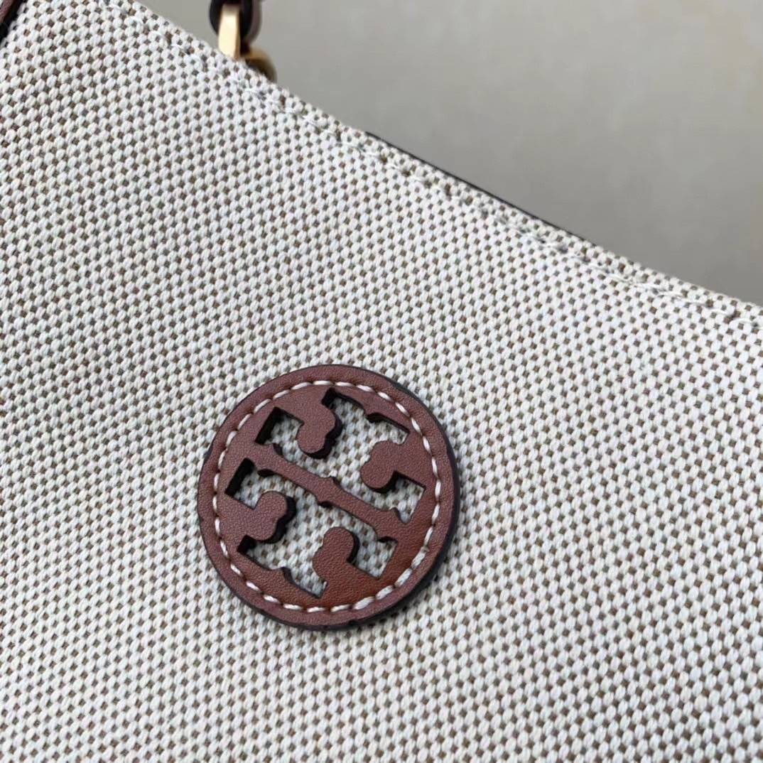 Tory Burch Blake Canvas Bucket Bag รุ่นใหม่ล่าสุด สวยไฉไลฝุดๆ แบบสวยคลาสสิค กระเป๋าทรงถัง วัสดุ Canvas สายหนังแท้ อะไหล่ทอง เปิด-ปิด ด้วยกระดุมแม่เหล็ก ด้านในโล่งมีช่องเล็กใส่โทรศัพท์ได้ น้ำหนักเบา สายสะพายถอดสายได้ crossbody ได้ ปรับระดับได้