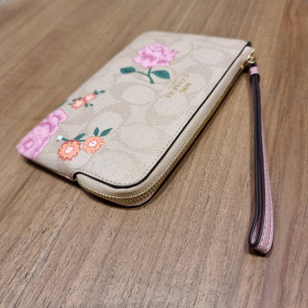 COACH 2972 CORNER ZIP WRISTLET IN SIGNATURE CANVAS WITH BUTTERFLY PRINT มาแล้วจ้า ไอเท็มสุดปัง!! ฮิตไม่เลิก!! พร้อมลวดลายสุดคิ้วท์ น่ารักน่าใช้ขึ้นไปอีก กระเป๋าคล้องมือ ขนาดเหมาะพกพา วัสดุหนังแคนวาส ภายในเป็นช่องโล่ง ใส่ธนบัตร หรือใส่บัตร ใส่เหรียญ ได้หมด