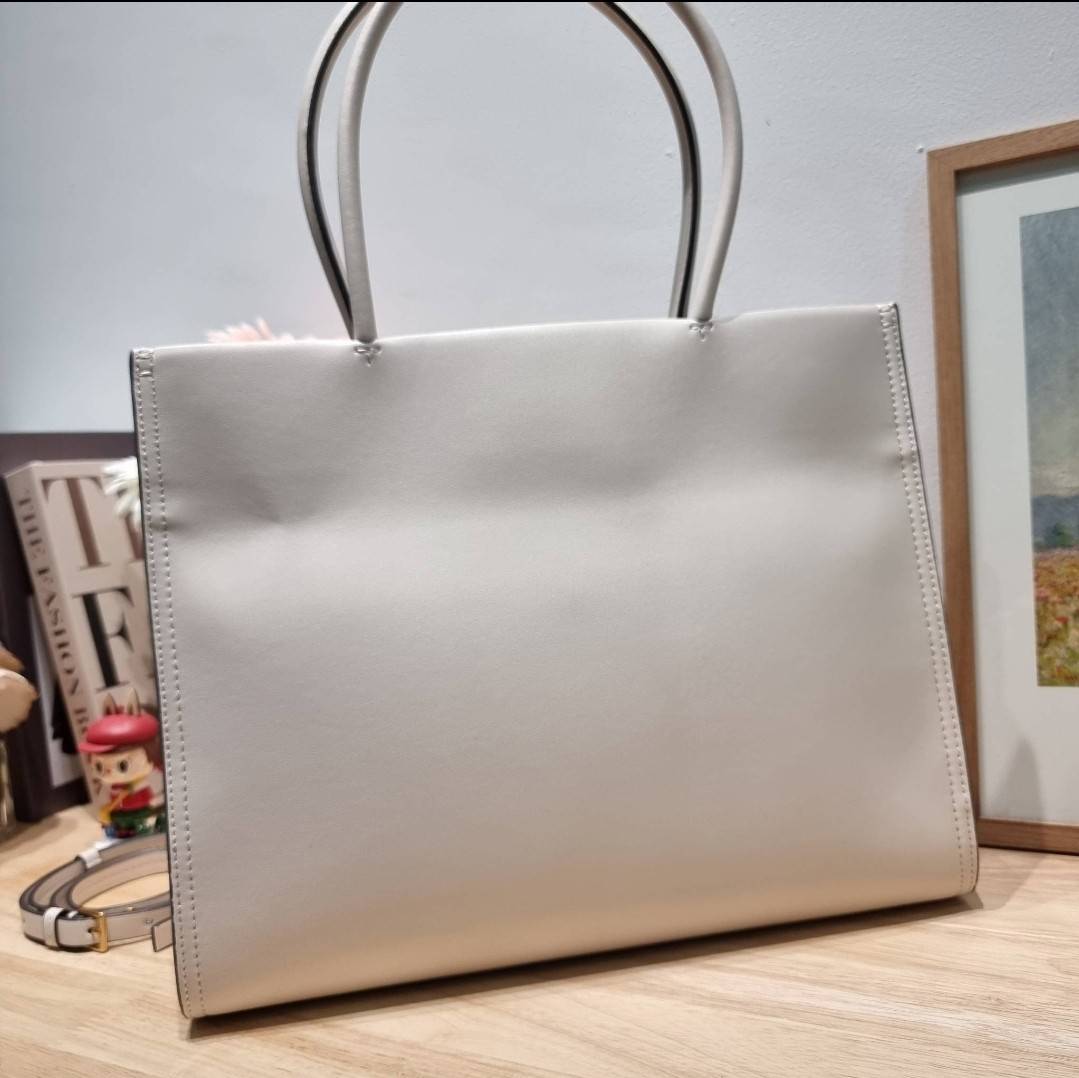 TORY BURCH ECO ELLA TOTE BAG / TORY TOTE BAG พร้อมส่ง 3 สี กระเป๋าสะพายทรงโท้ท ขนาดกำลังสวย จุของได้เต็มที่ รูปทรงคลาสสิคชวนใช้ โดดเด่นด้วย patch โลโก้ คอลเลคชั่นน้องใหม่ ส่งมาให้สาวๆได้ใจฟูอีกหนึ่งไอเท็ม