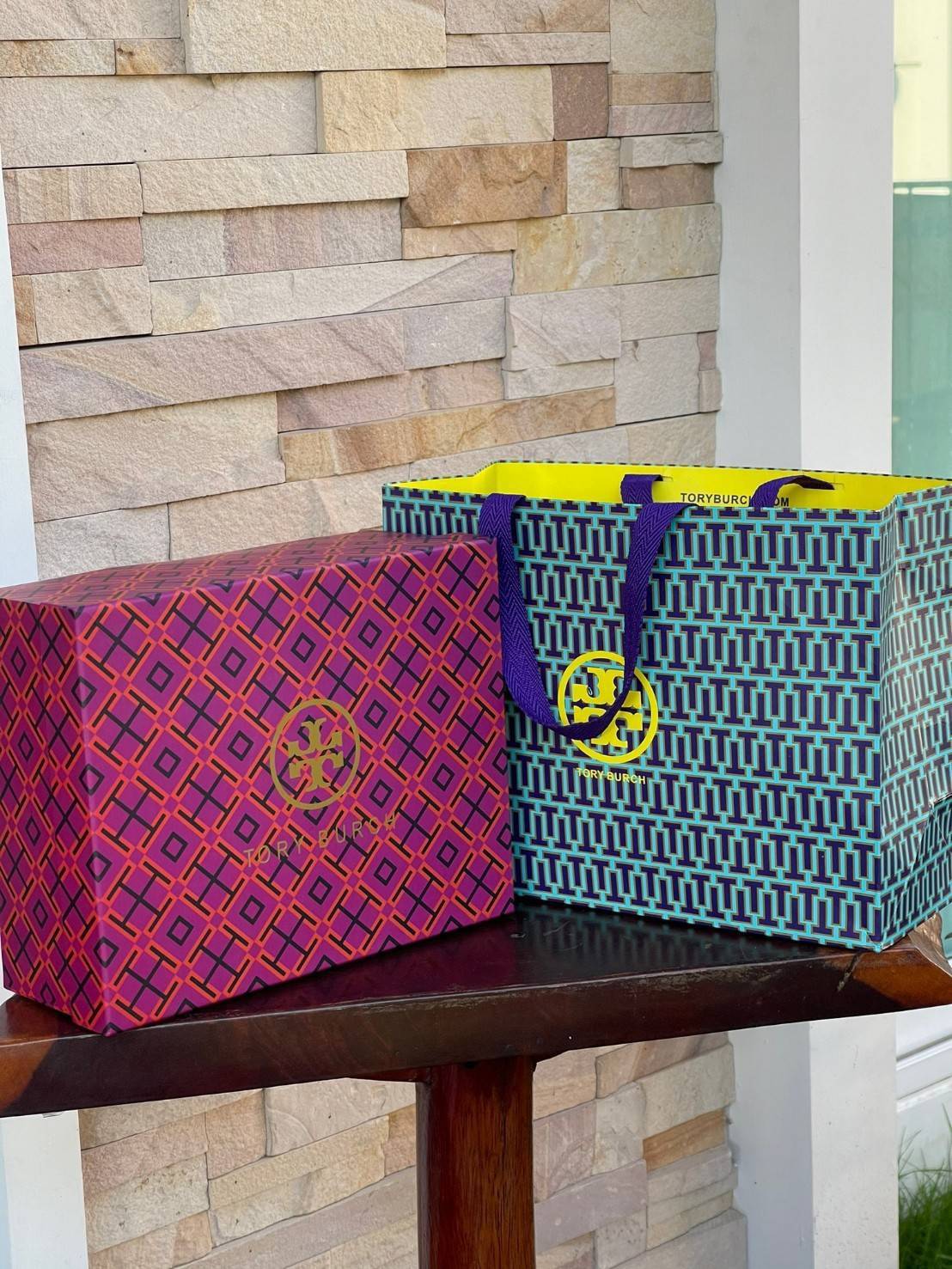 Tory Burch KIRA CHEVRON SMALL CAMERA BAG สาว ๆ ลุคคุณหนูไม่ควรพลาด Collection นี้เลยนะคะ เพราะ Kira Chevron เป็นรุ่นที่ตอบโจทย์และครองใจสาว ๆ ได้อย่างแท้จริง