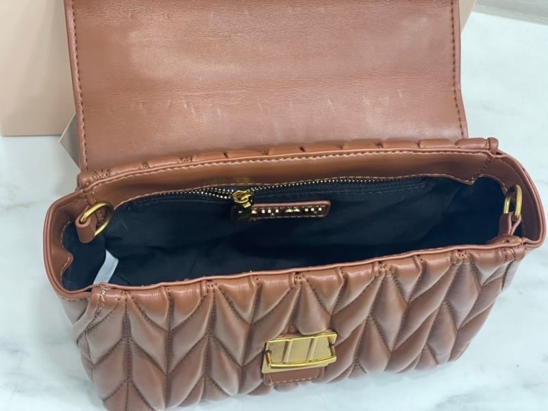 MIU MIU Matelesse Leather Crossbody bag กระเป๋าถือทรงมินิโท้ท พร้อมหูจับใช้งานง่าย และสายสะพายสุดชิค ปรับใช้ได้ตามสไตล์ความชอบได้เลย ดีไซน์เพิ่มดีเทล ด้วยการเดินด้ายเป็นเอกลักษณ์