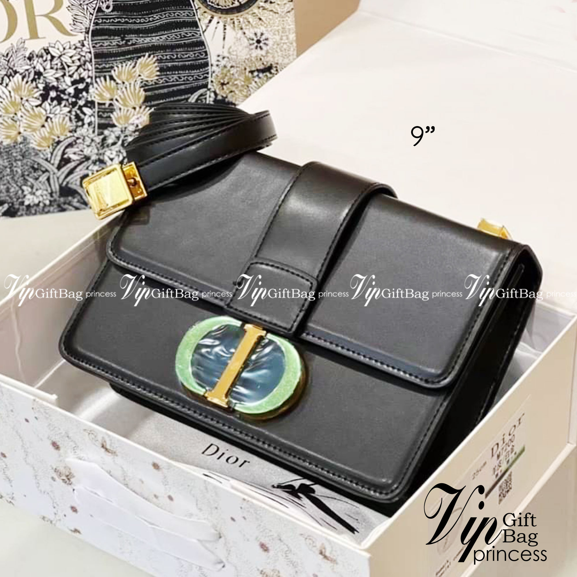 Dior 30 Montaigne Bag 9" รุ่นหนังเรียบ กระเป๋าสะพายดิออร์ เอกลักษณ์ของความหรู น้ำหนักเบา ไอเท็มหายาก!! Best seller!! ยกให้น้องเลย!! ดีไซน์เรียบหรูในความเป็นเอกลักษณ์ ใช้งานง่าย สะดวก ได้ทุกโอกาส แนะนำเป็น everyday bag ติดตัวไว้เลยจ้าสาวๆ พร้อมส่งที่ไ