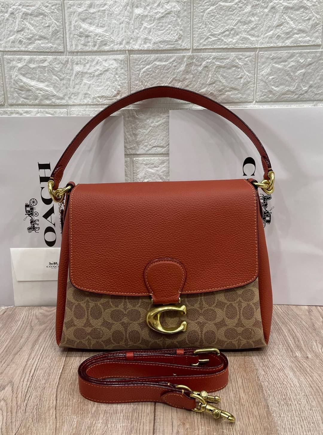 OUTLET 】COACH Logo-Plaque Leather Tote Bag พร้อมส่งที่ไทย Tan-brown leather logo-plaque leather tote bag from Coach featuring gold-tone hardware, abstract pattern print, logo plaque and single top handle.