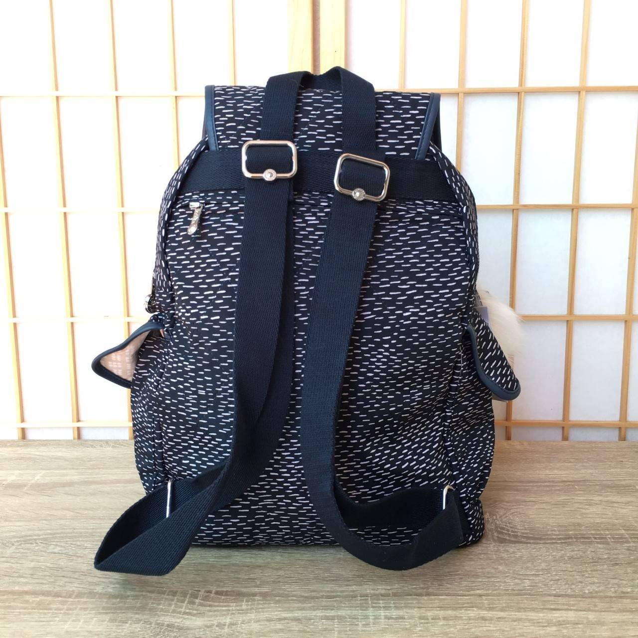 Kipling City Pack S K18014 Kipling มาพร้อมดีไซน์ทันสมัย สนุกสนาน ใช้งานได้อย่างคล่องตัว ด้วยสีและลายสุดคลาสสิก โดดเด่นด้วยพื้นที่ภายในและช่องต่างๆ ที่ให้คุณจัดเก็บของสำคัญได้ครบถ้วน